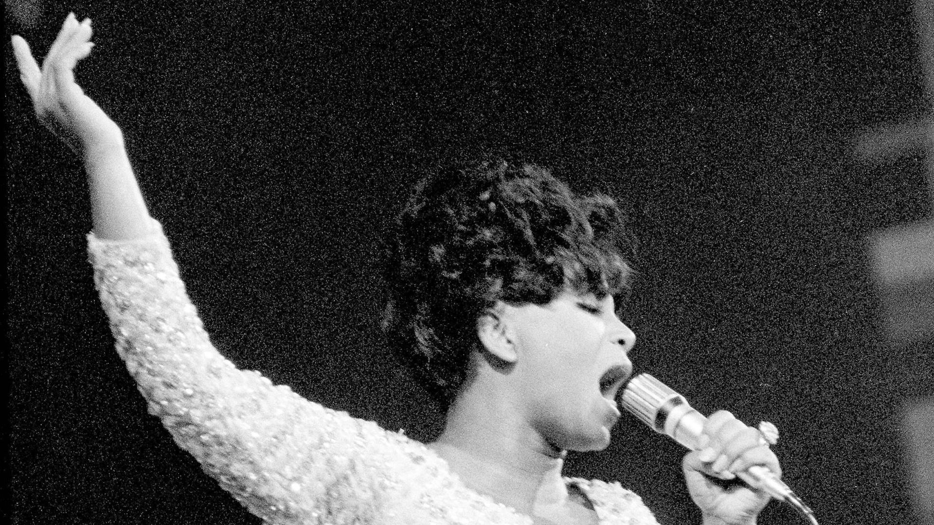Die Sängerin Elza Soares bei einem Auftritt 1970 | dpa
