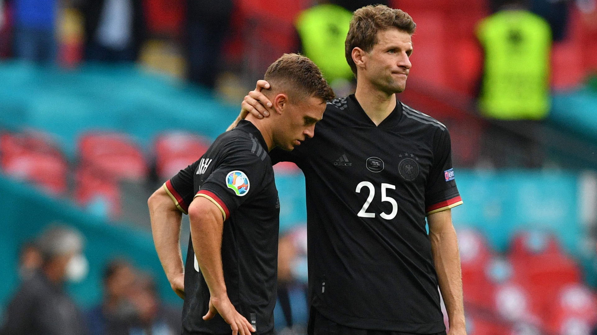 Die Nationalspieler Joshua Kimmich (links) und Thomas Müller nach dem EM-Aus gegen England. | AFP