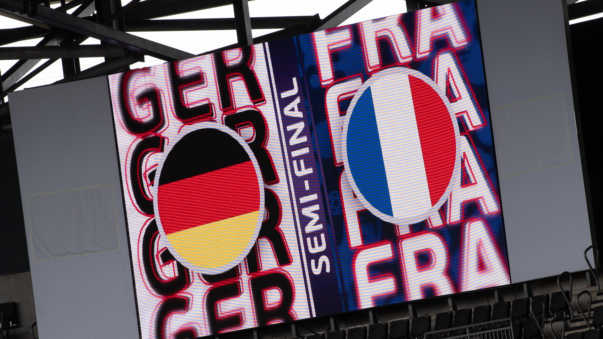 Die deutsche und die französische Flagge sind in einem Stadion vor dem EM-Halbfinale auf einer LED-Wand zu sehen. | dpa
