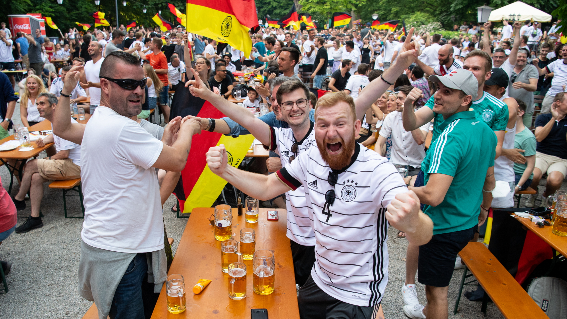 Fans des DFB-Teams jubeln beim EM-Spiel gegen Portugal in einem Münchner Biergarten | dpa