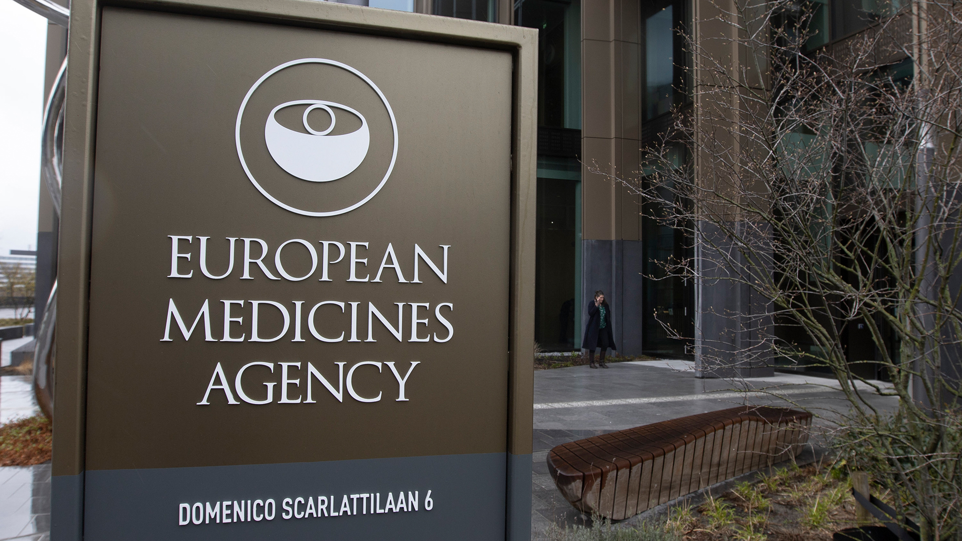 Ein Schild vor dem Gebäude der Europäischen Arzneimittel-Agentur (EMA) in Amsterdam (Niederlande) | AP