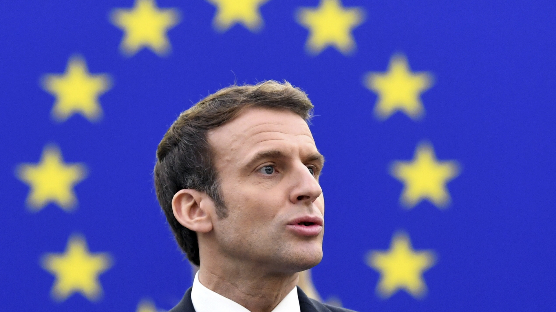 Frankreichs Präsident Emmanuel Macron vor den Sternen der EU-Flagge