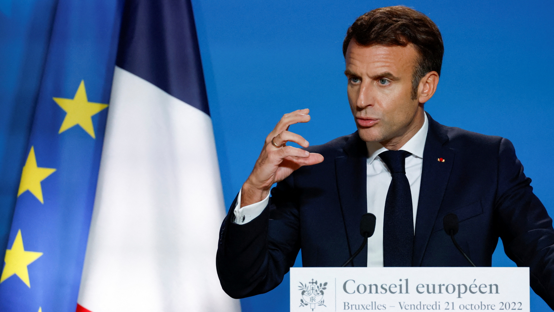 Emmanuel Macron gestikuliert an einem Rednerpult. | REUTERS