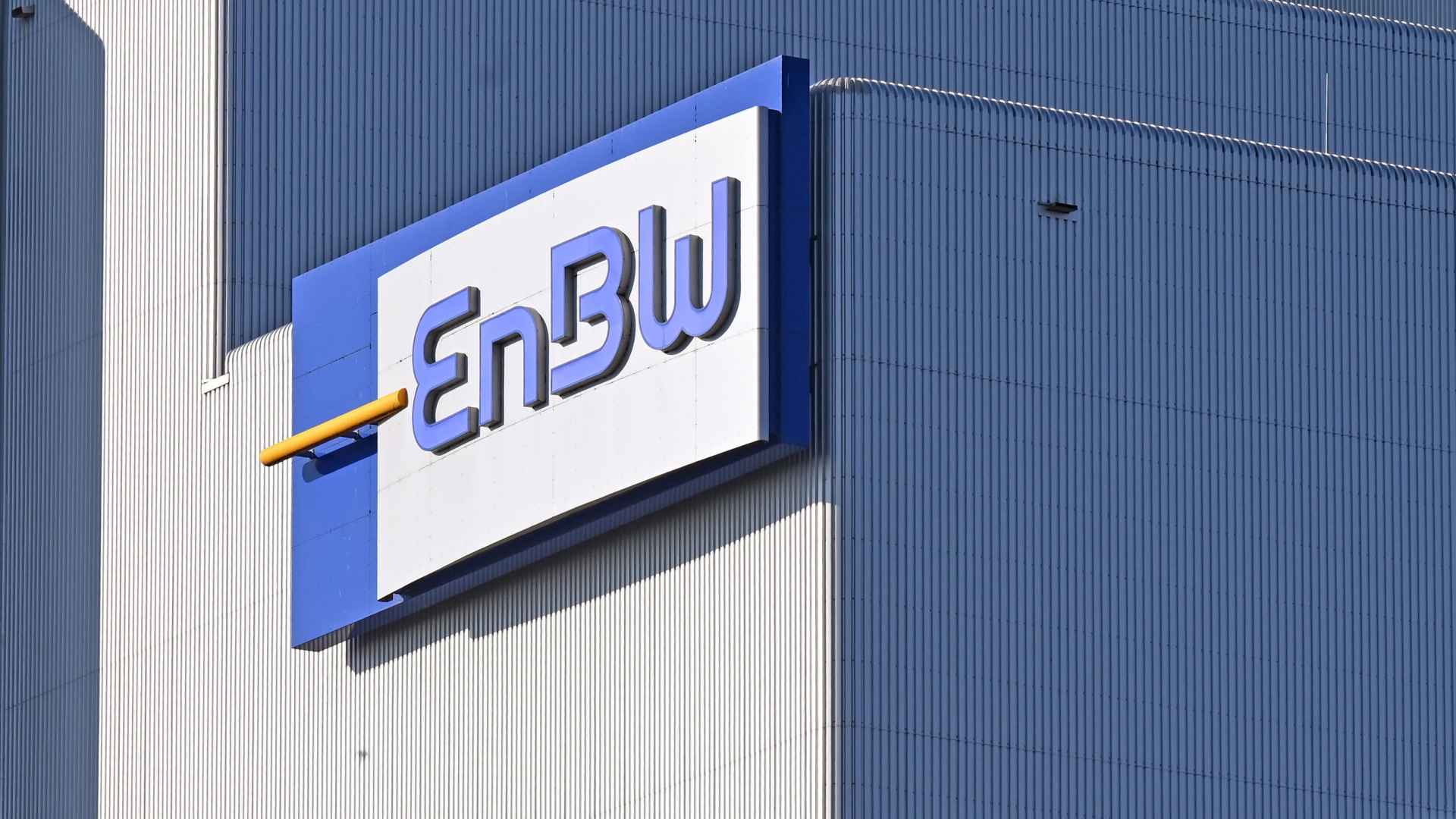 Das EnBW-Logo ist an einem Gebäude zu sehen. | dpa