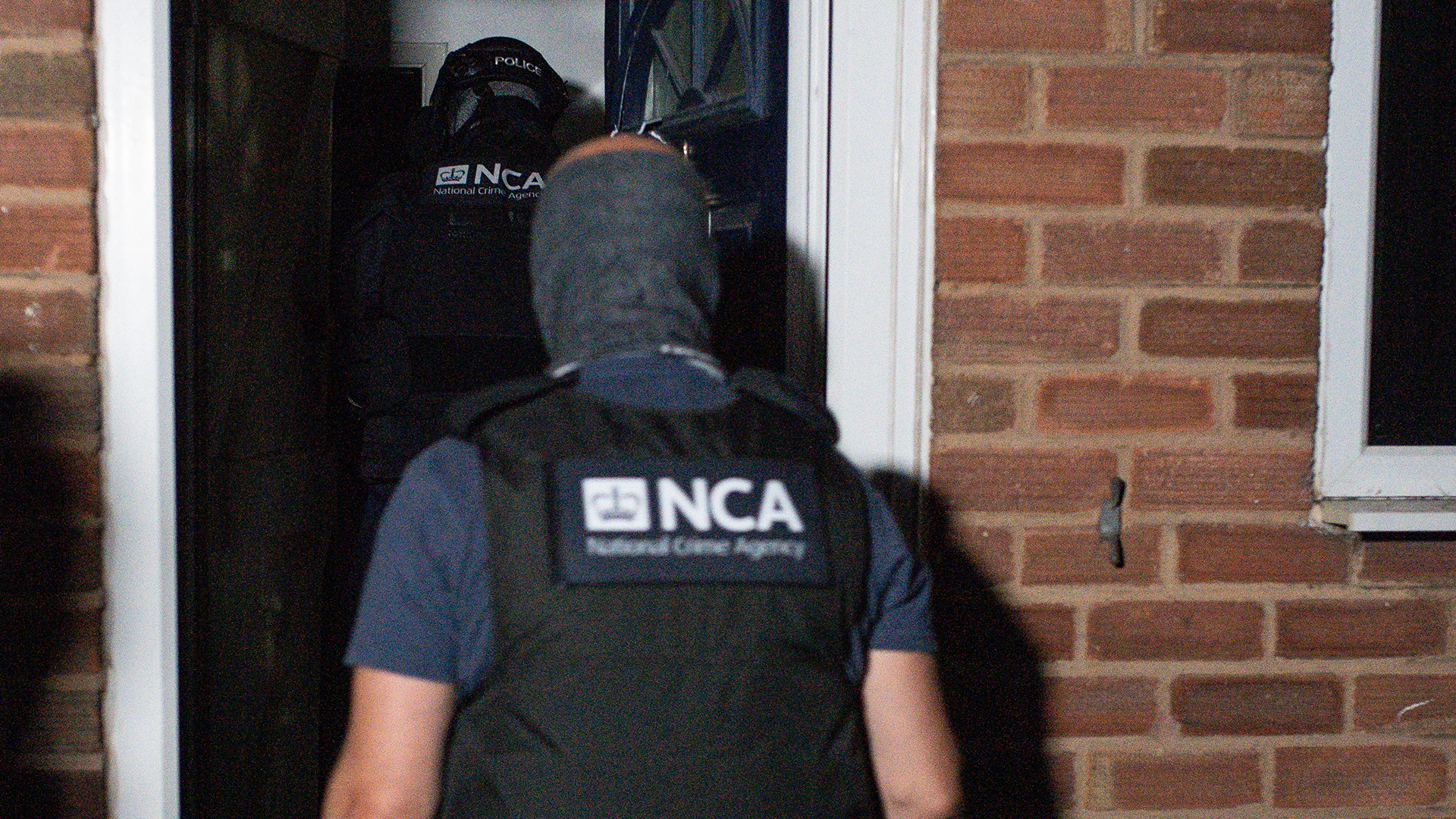 02.07.2020, Grossbritannien, Birmingham: Die National Crime Agency (NCA) und die Polizei beteiligen sich an einer Razzia, in der mehr als 100 mutmassliche Straftäter in mehreren Ländern festgenommen worden.