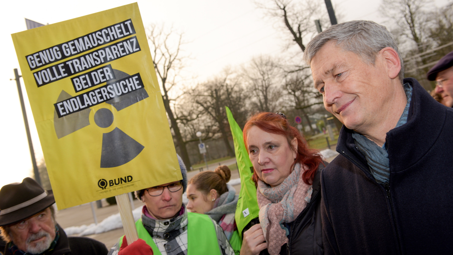 Wolfram König, Präsident des Bundesamts für kerntechnische Entsorgungssicherheit (BfE,r) redet in Ulm mit Umweltschützern | dpa