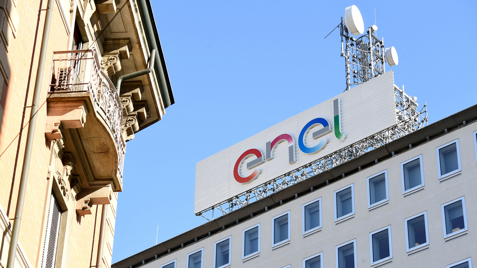 Das Logo des italienischen multinationalen Energiekonzerns Enel ist am Hauptsitz in Mailand zu sehen. | REUTERS