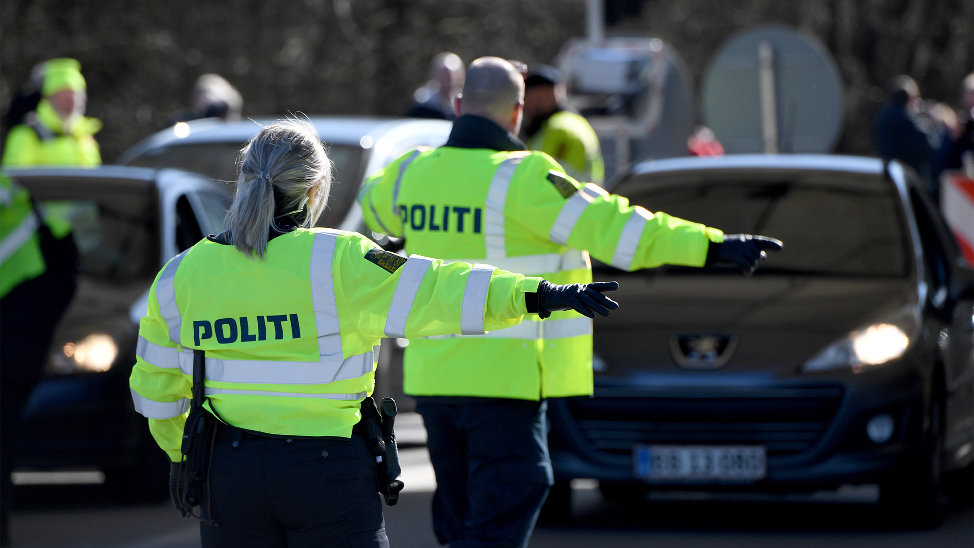  Polizisten kontrollieren am deutsch-dänischen Grenzübergang in Richtung Norden fahrende Fahrzeuge. | dpa