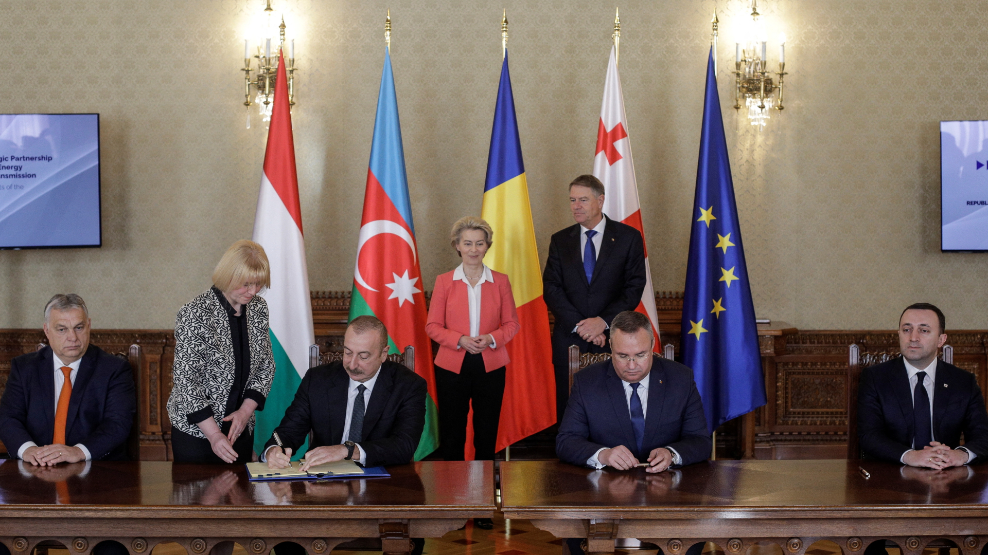 Aserbaidschan Präsident Ilham Aliyev unterschreibt einen Liefervertrag zwischen der EU, Aserbaidschan, Rumänien, Ungarn und Georgien über Strom aus erneuerbaren Energien an die EU; Bukarest, 17. Dezember 2022. | via REUTERS