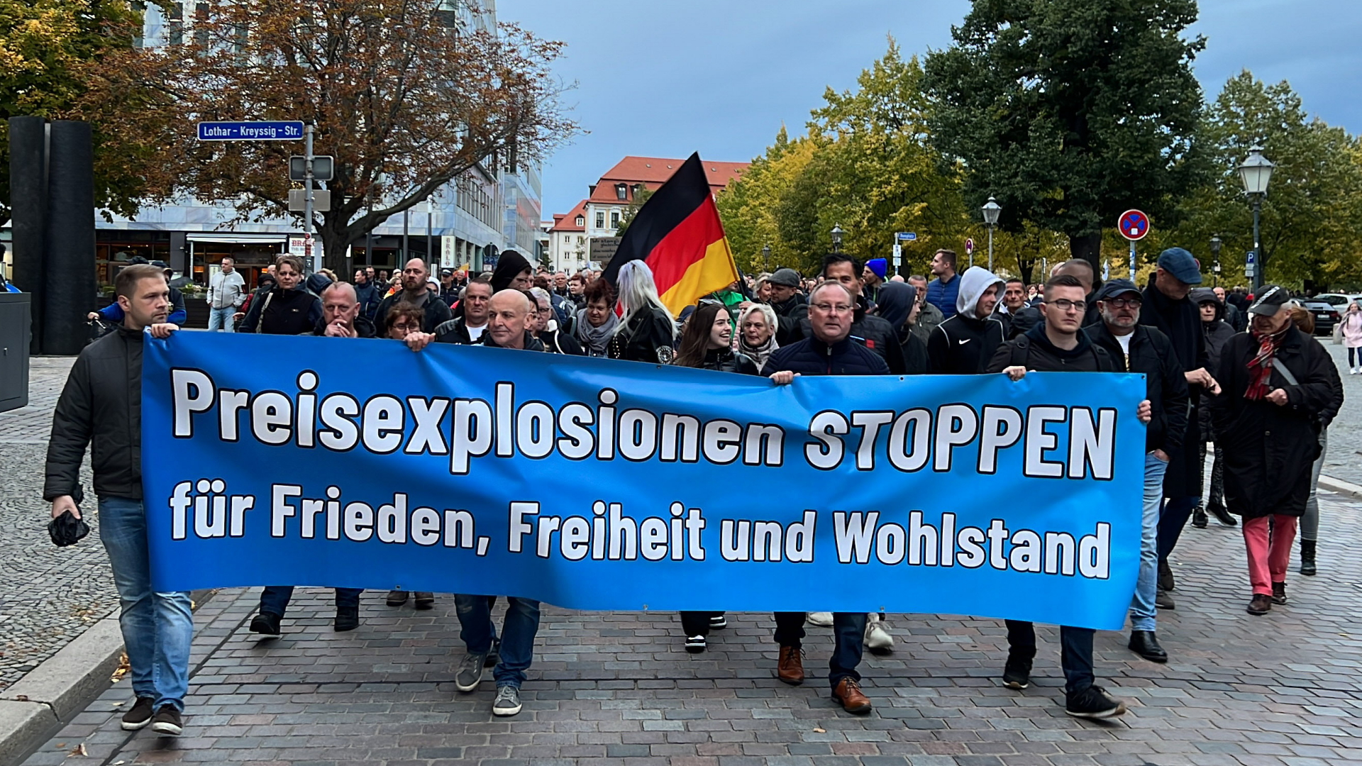 Teilnehmer einer Demonstration gegen die Energie- und Russlandpolitik laufen mit einem Banner mit der Aufschrift "Preisexplosion stoppen" durch Magdeburg. | dpa