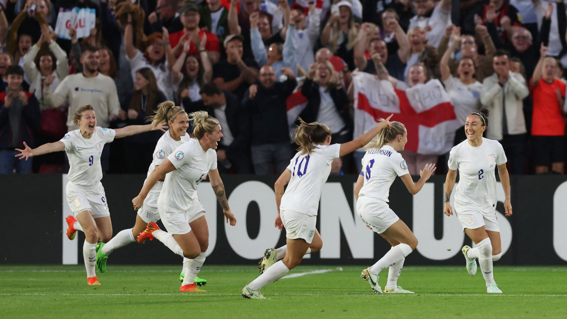 Englands Spielerinnen jubeln über das Tor zum 2:0 im EM-Halbfinale | REUTERS