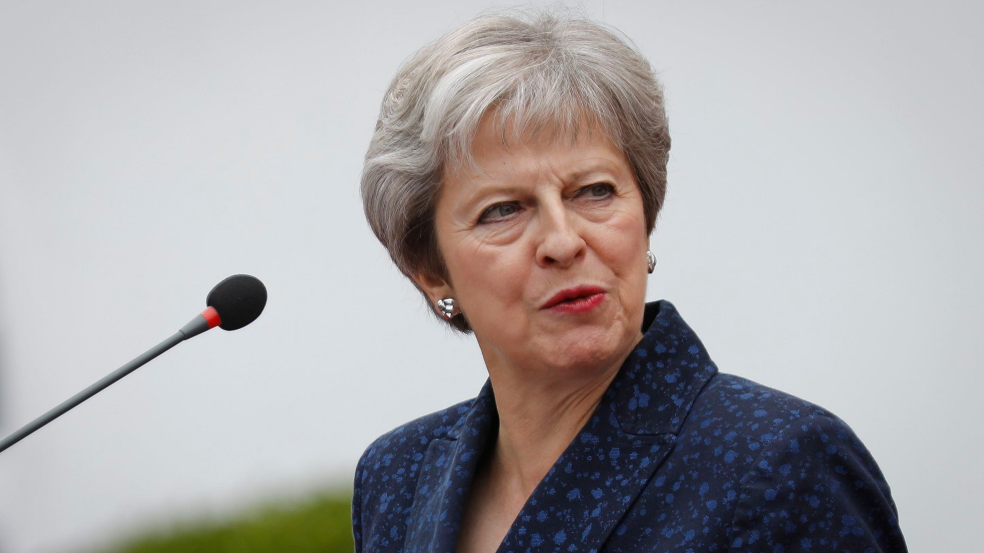 Großbritanniens Premierministerin May schaut skeptisch. | DAI KUROKAWA/EPA-EFE/REX/Shutter