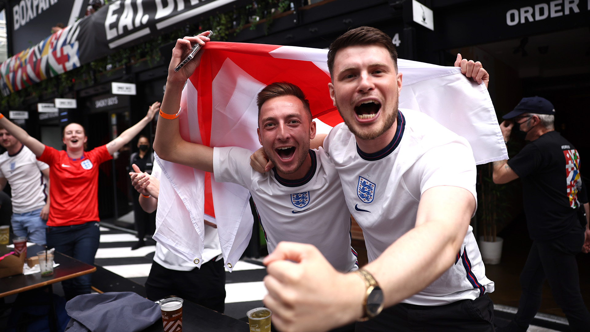 Englische Fußballfans jubeln | REUTERS
