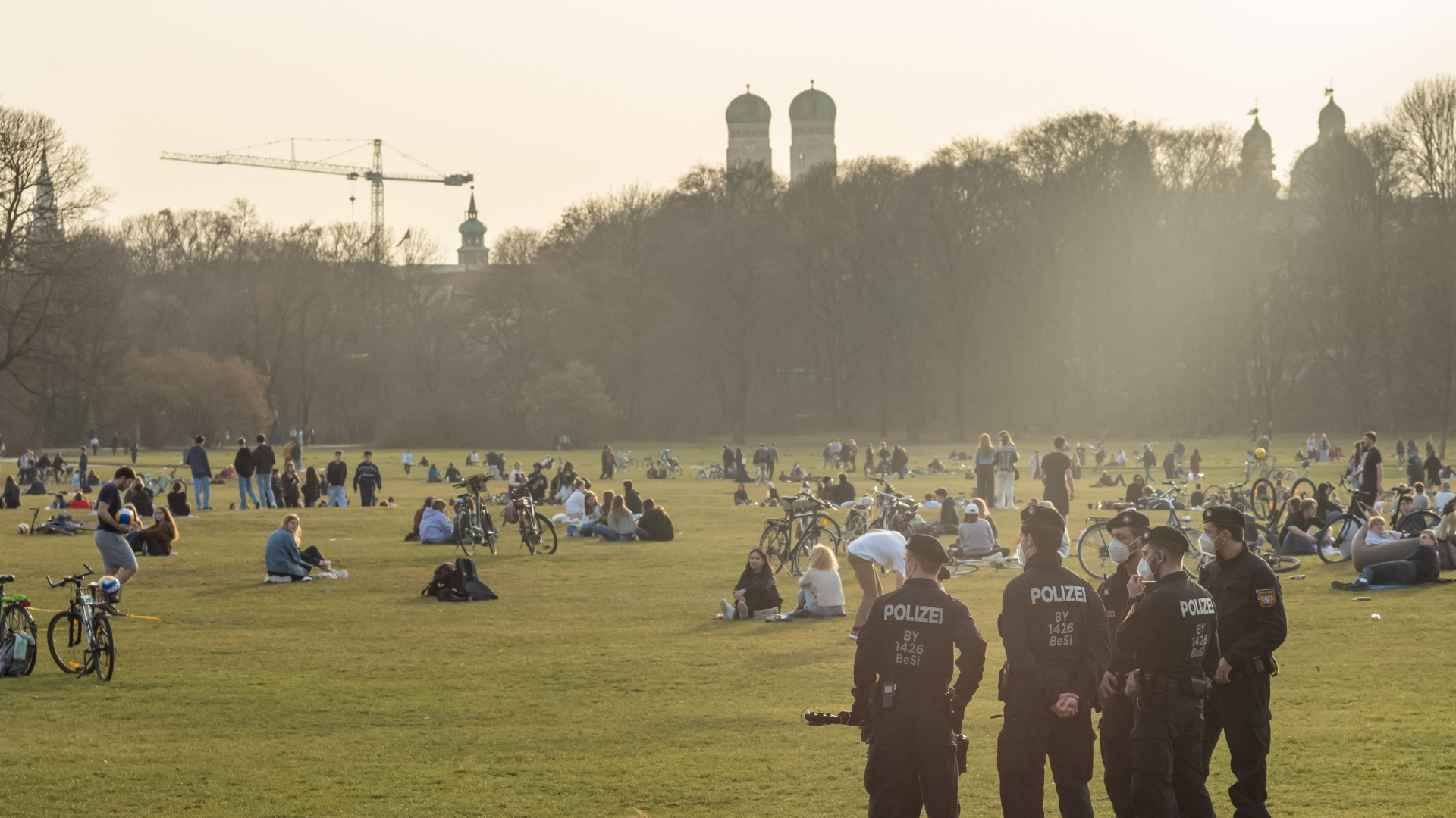 Polizisten überwachen die Einhaltung der Corona-Regeln im Englischen Garten in München | dpa