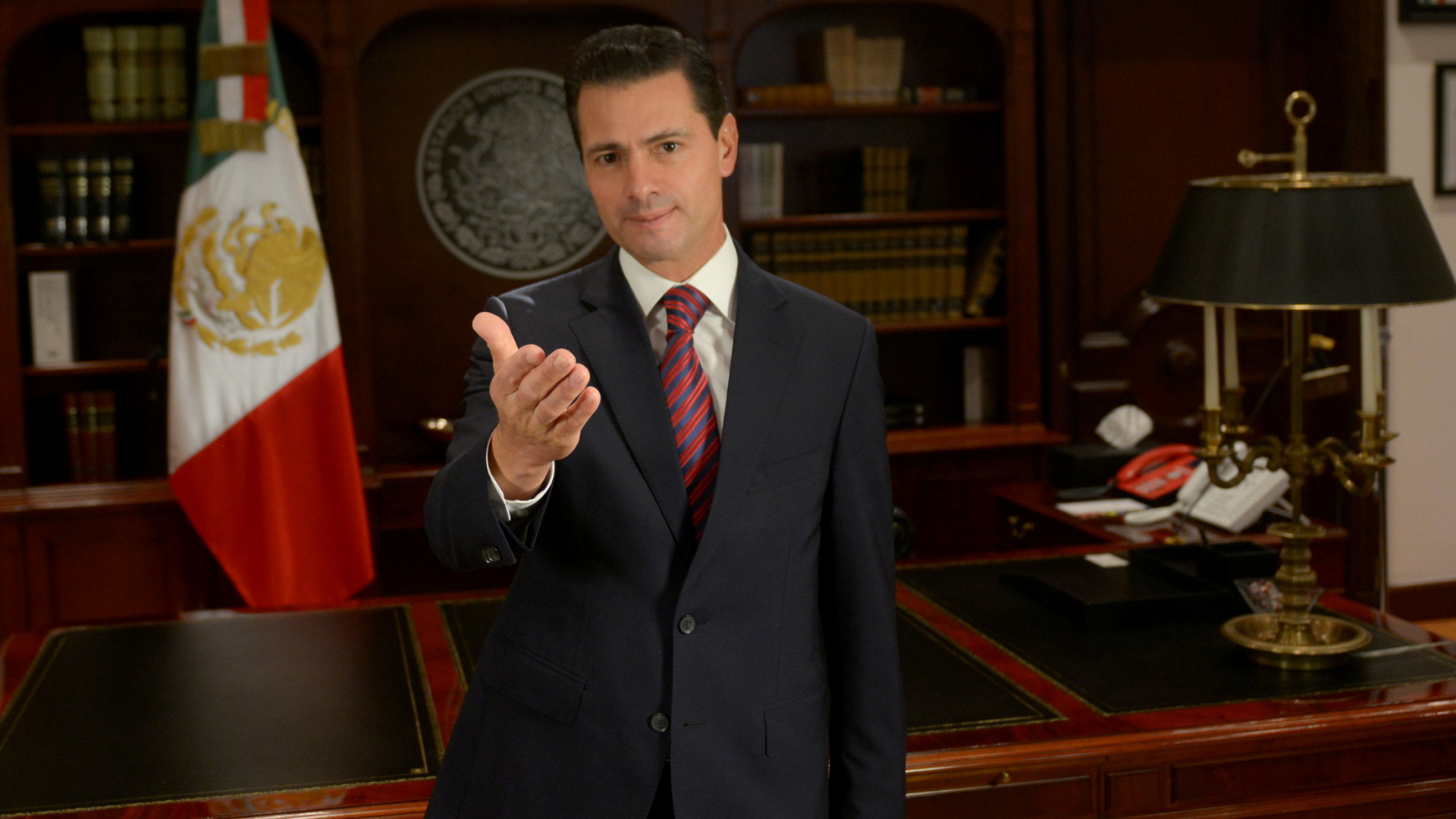 Mexikos Noch-Präsident Enrique Pena Nieto gibt in seinem Büro eine Fernsehansprache. | Bildquelle: REUTERS