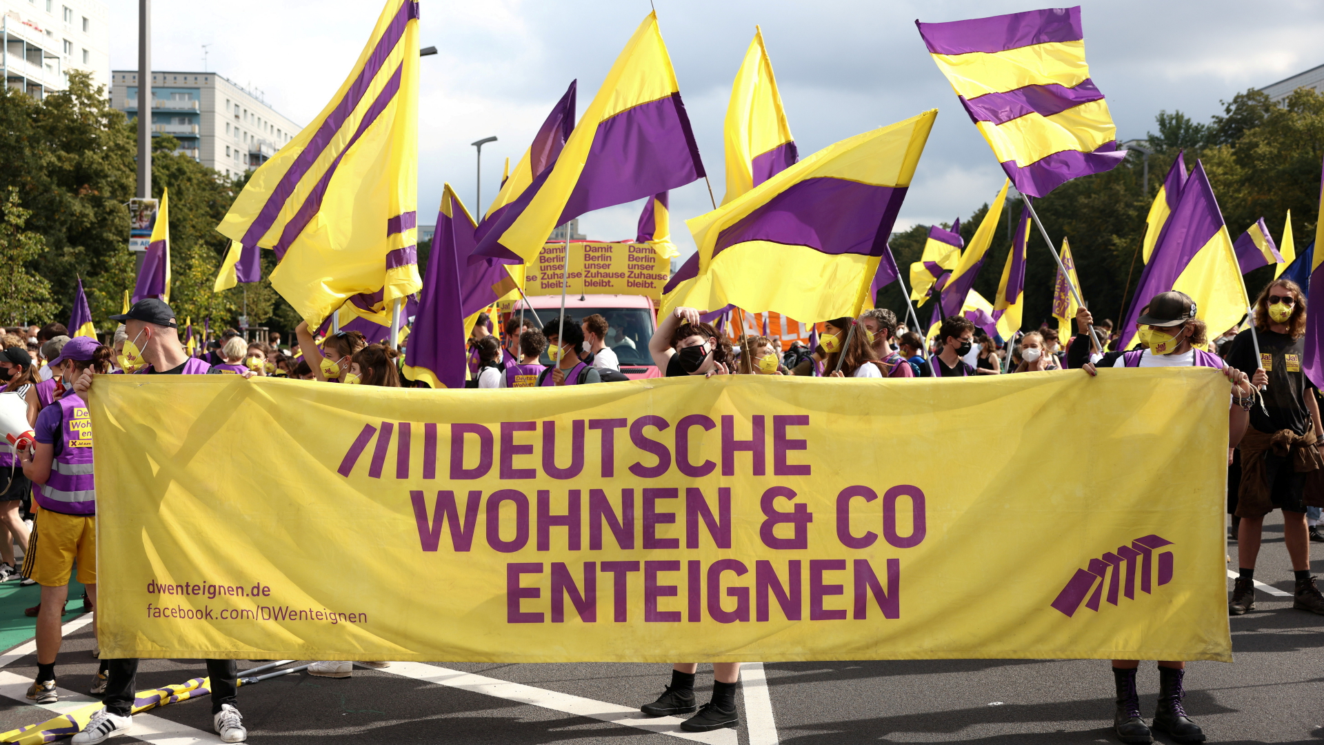 Anhänger der Initiative "Deutsche Wohnen & Co enteignen" demonstrieren | REUTERS