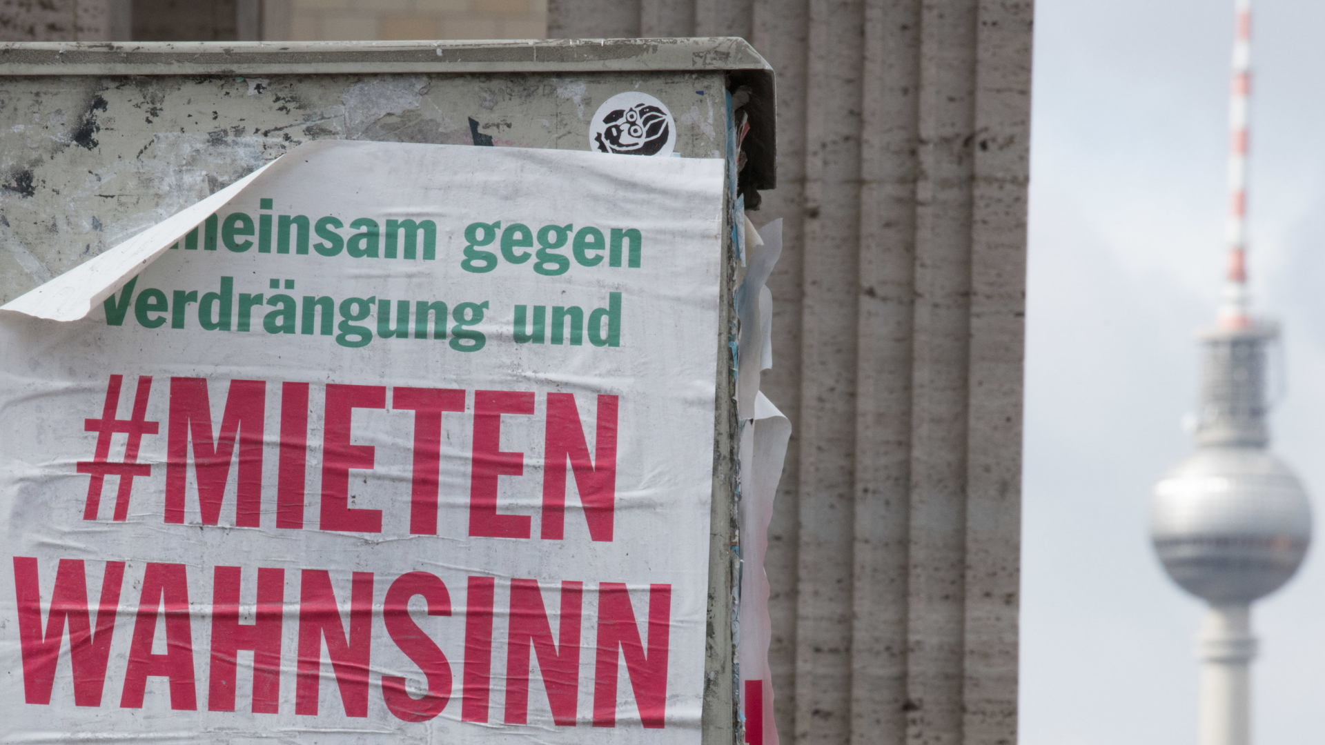 Plakat auf Stromkasten, das für Demonstration gegen "Mietenwahnsinn" wirbt, im Hintergrund der Berliner Fernsehturm | dpa