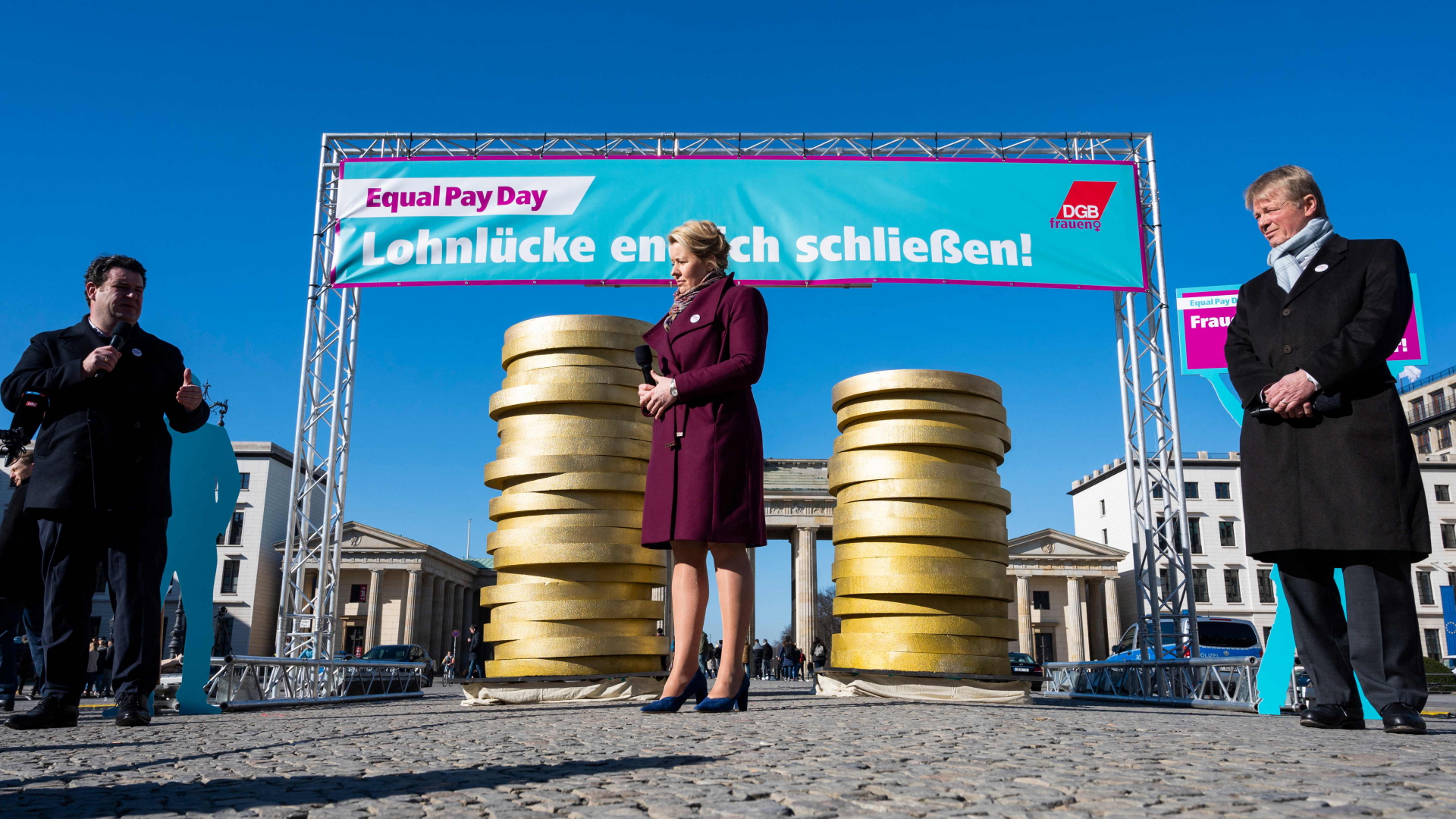 Bundesarbeitsminister Heil, Berlins Regierende Bürgermeisterin Giffey und DGB-Chef Hoffmann (v.l.n.r.) bei einer Aktion zum "Equal Pay Day" vor dem Brankdenburger Tor in Berlin. | AFP