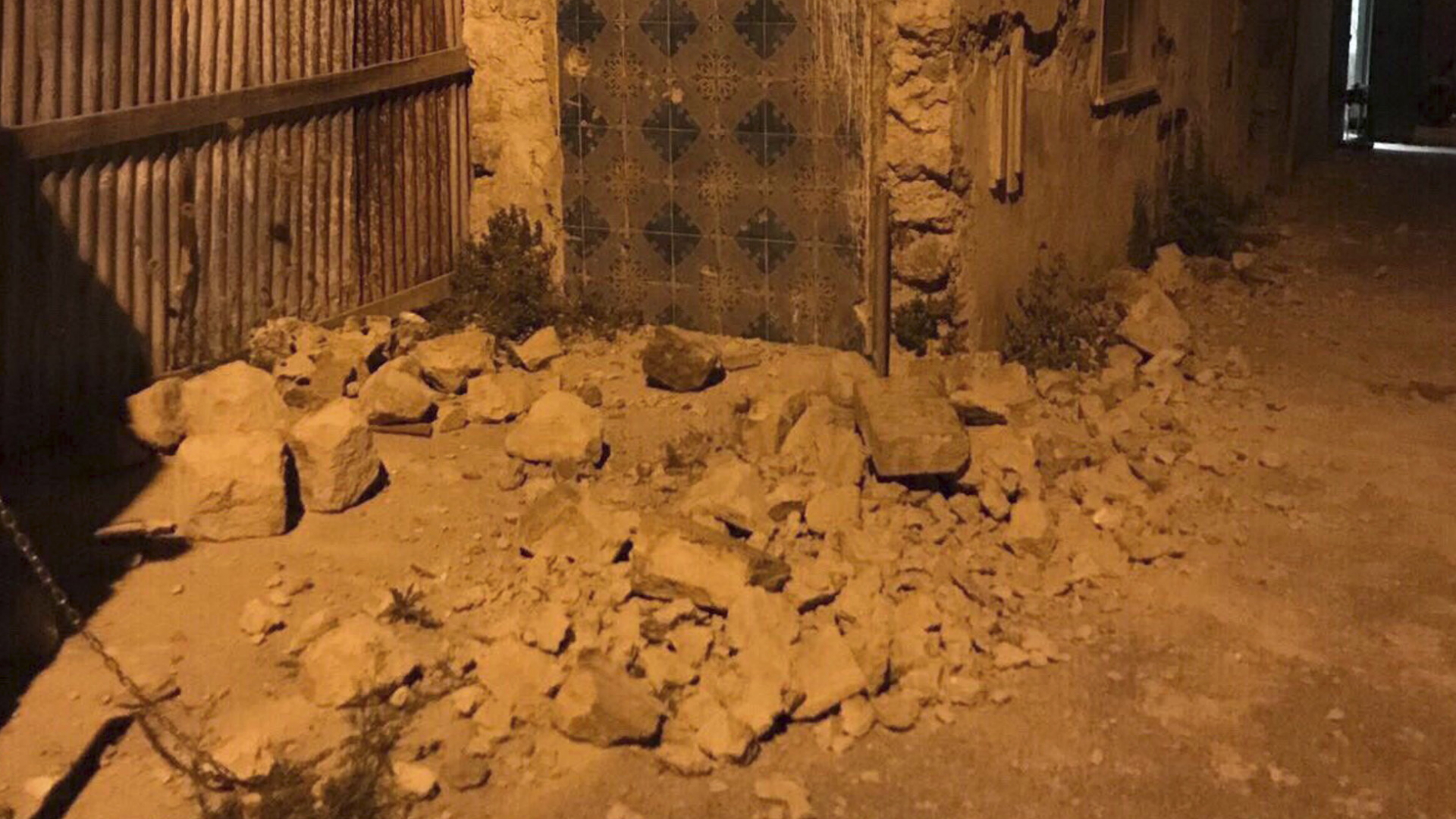 Trümmer liegen nach dem Erdbeben auf der Insel Ischia auf der Straße | AP
