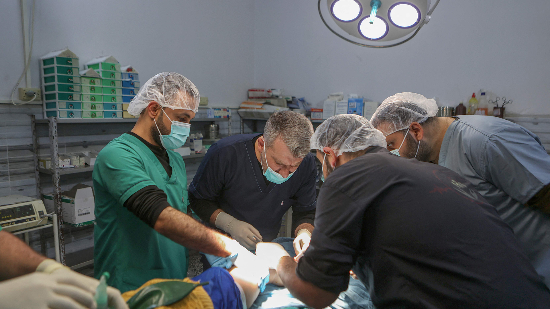 Ärzte operieren ein Erdbebenopfer in Harim, Syrien. | AFP