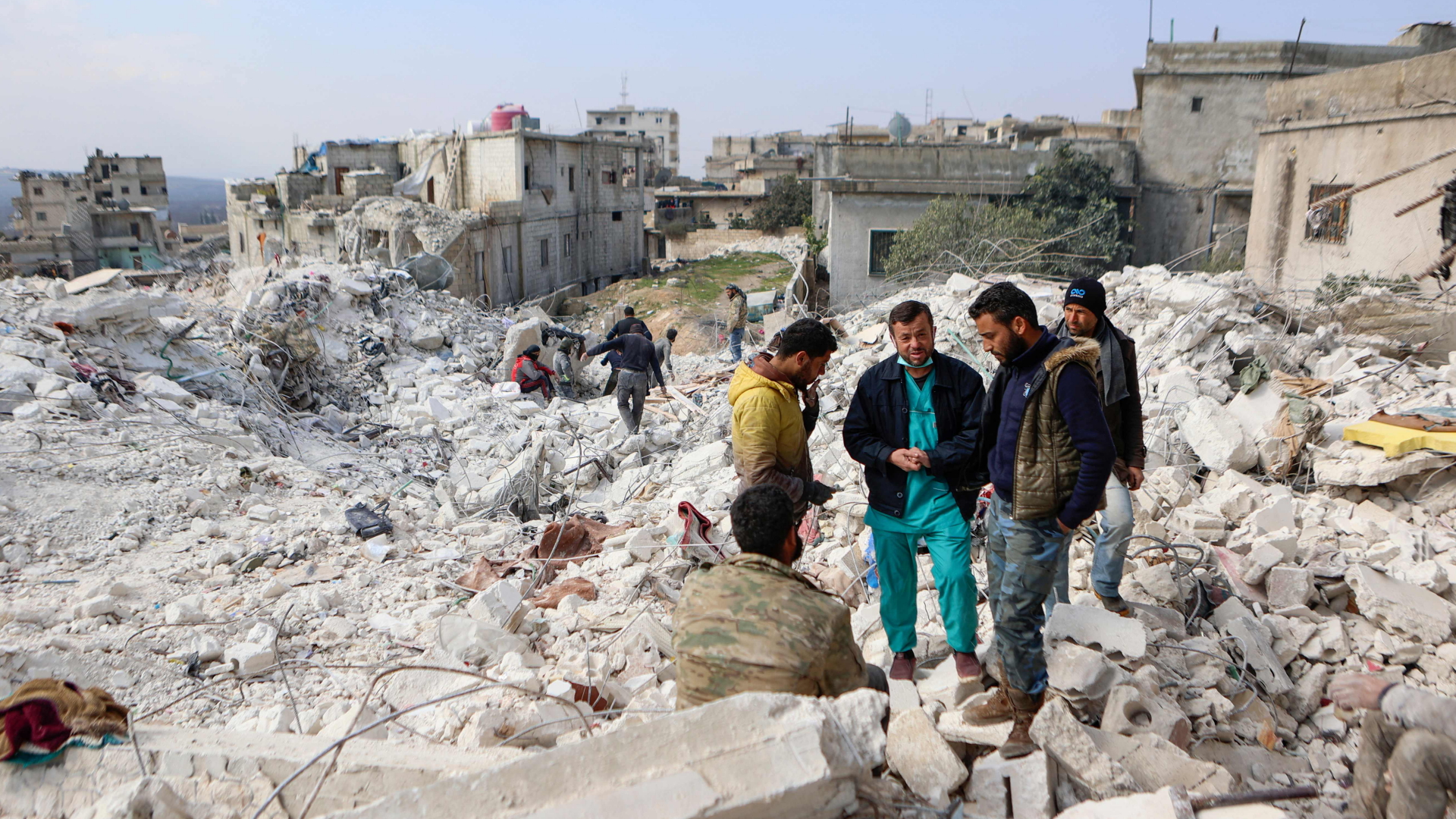 Männer stehen auf Trümmern in der Provinz Idlib in Nordsyrien | AFP