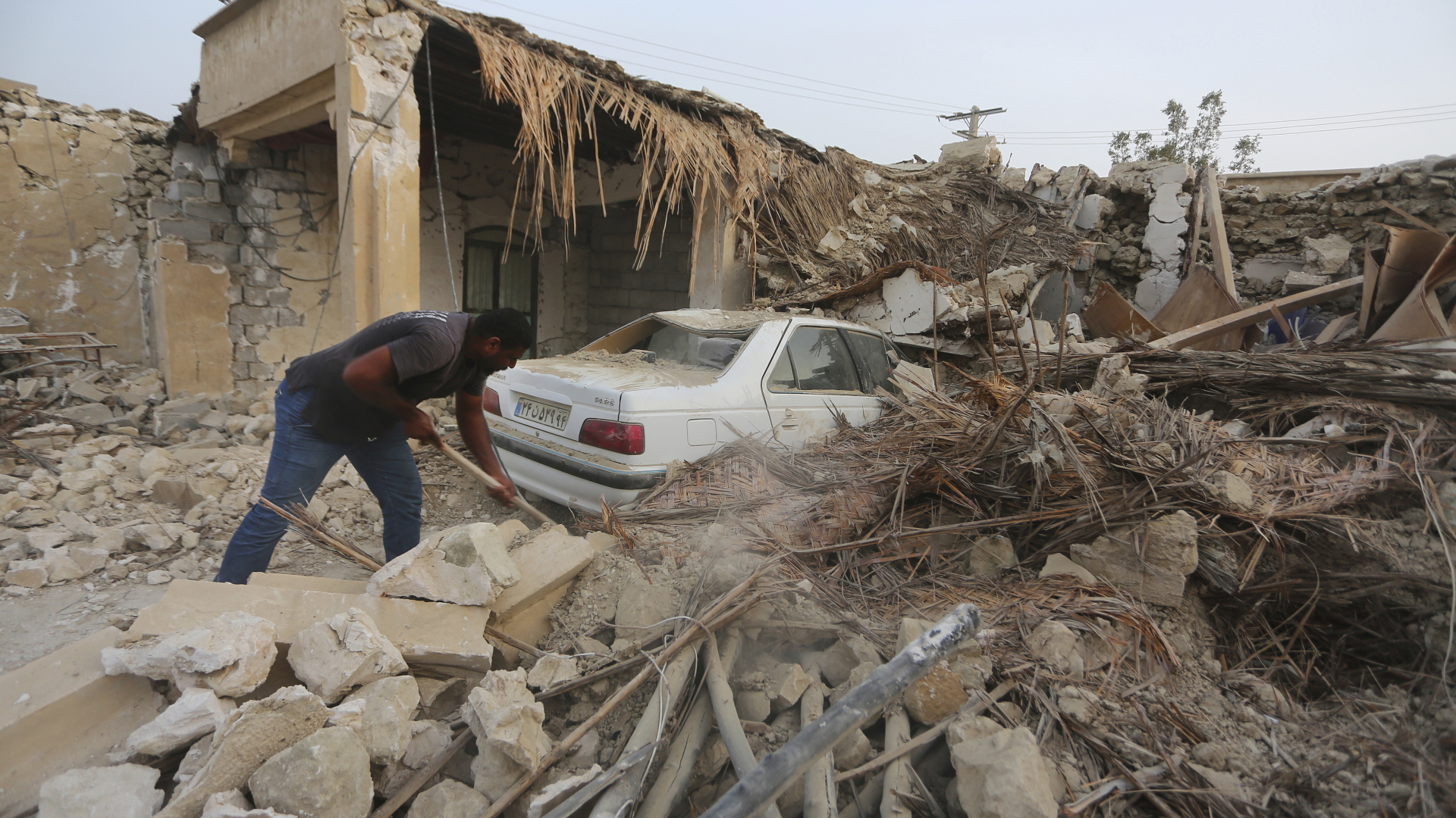 Durch das Erdbeben zerstörte Gebäude im Iran | dpa