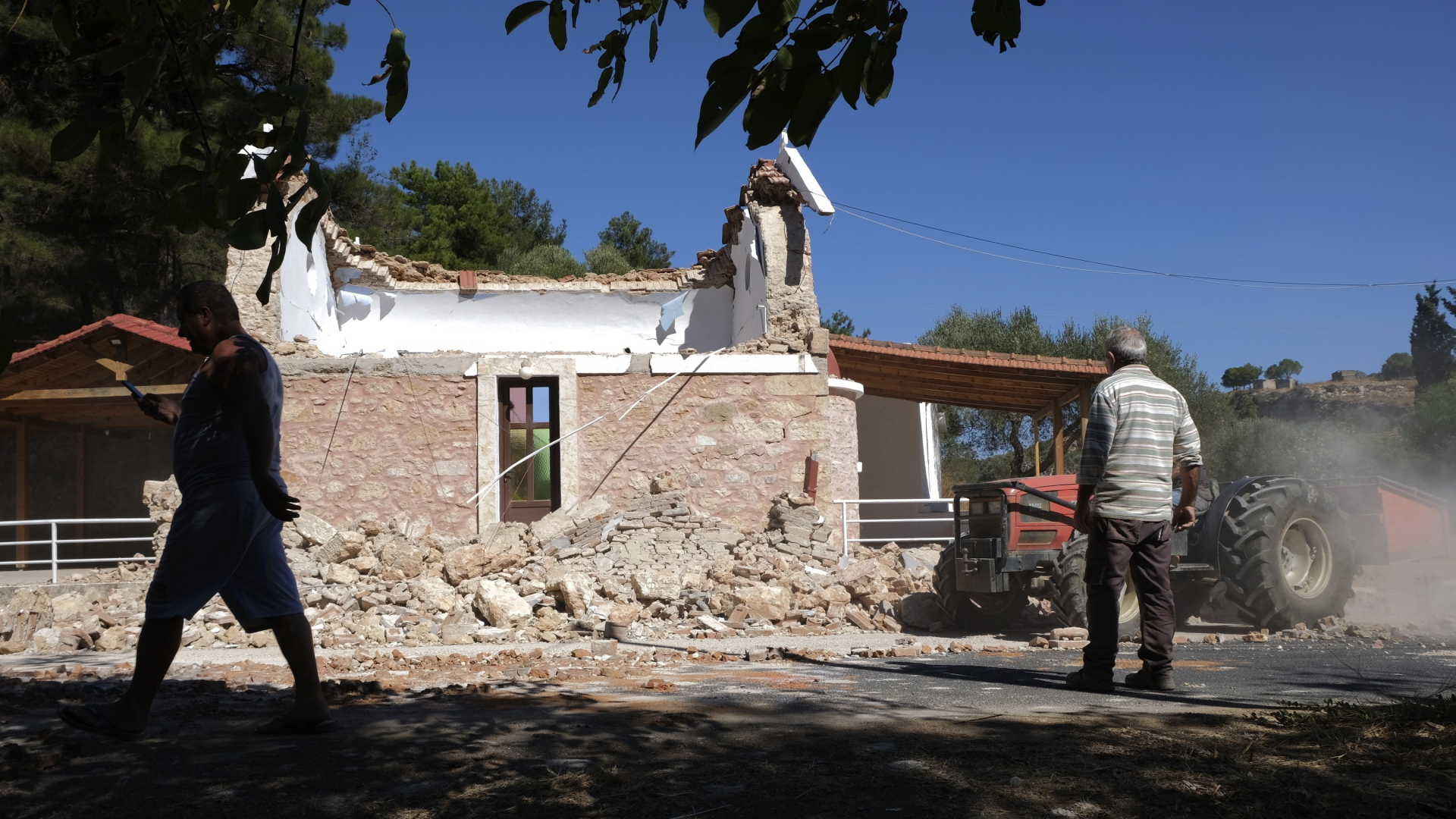 Anwohner gehen an einer beschädigten Kapelle vorüber, nachdem die Insel Kreta von einem Erdbeben erschüttert wurde.  | dpa