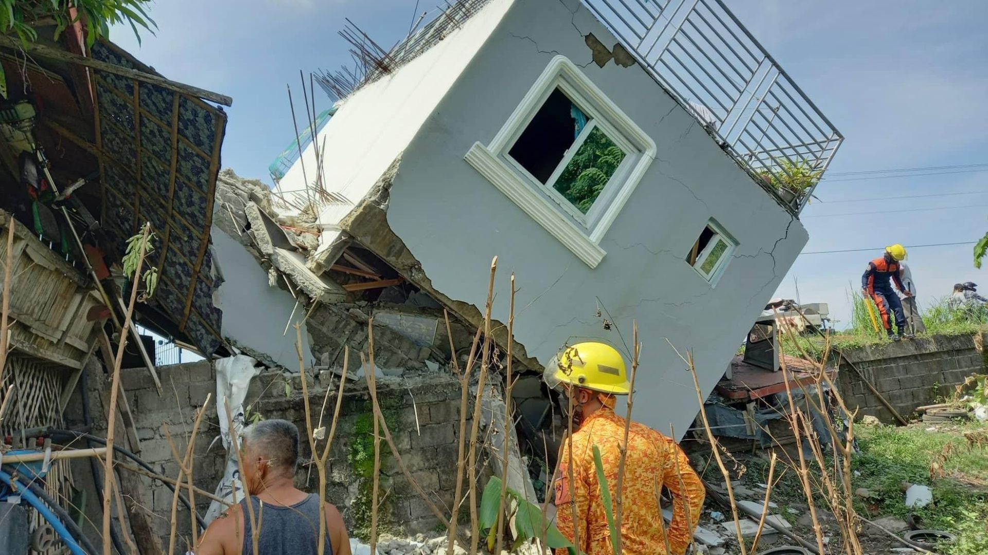 Ein durch das Erdbeben zur Seite gekipptes Haus in Santiago auf den Philippinen | EPA