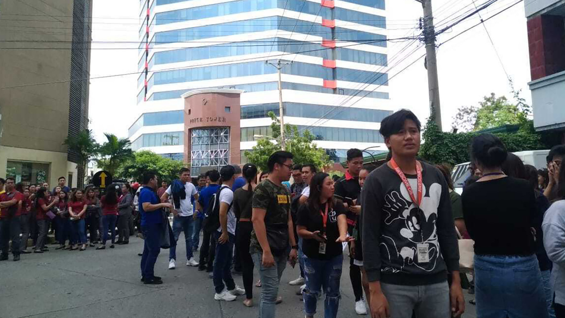 Zahlreiche Menschen sammeln sich vor den Bürogebäuden in der Stadt Davao, im Süden der Philippinen. | AP