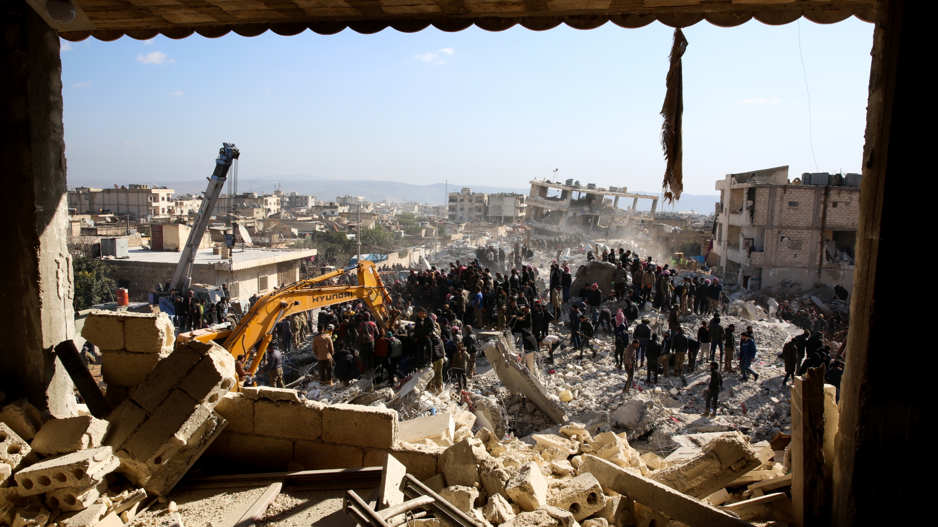 Rettungskräfte suchen Überlebenden in zerstörten Gebäuden nach dem Erdbeben (Syrien) | dpa