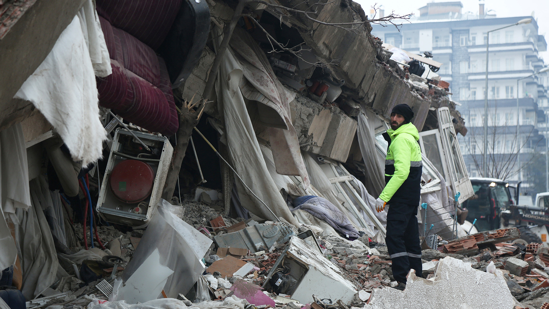 Ein Mann sucht nach Überlebenden in den Trümmern in Diyarbakir. | REUTERS