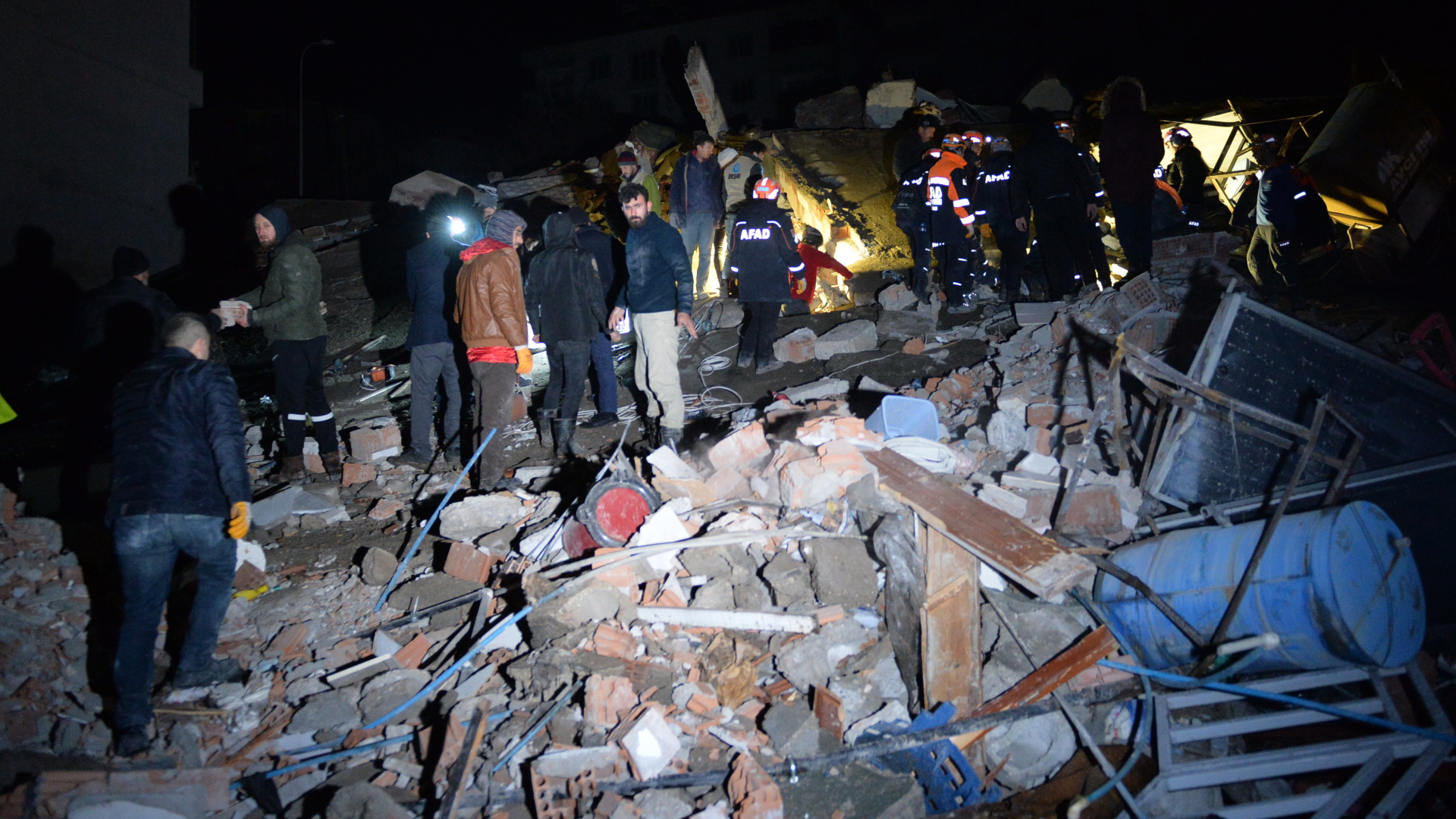 Rettungskräfte suchen im Dorf Pazarcik in der türkischen Provinz Kahramanmaras nach Überlebenden in den Trümmern eines Gebäudes. | dpa