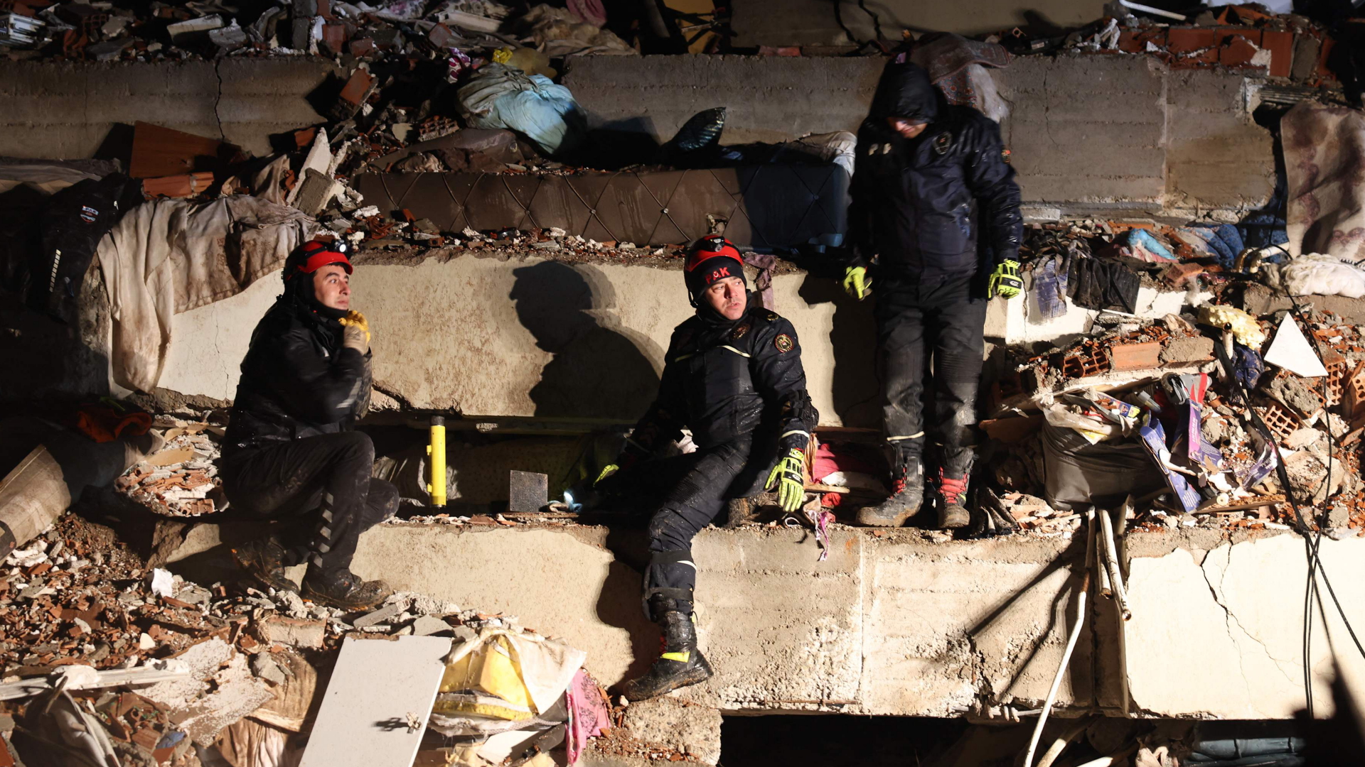 Im türkischen Kahramanmaras suchen Rettungskräfte in den Trümmern nach Überlebenden. | AFP