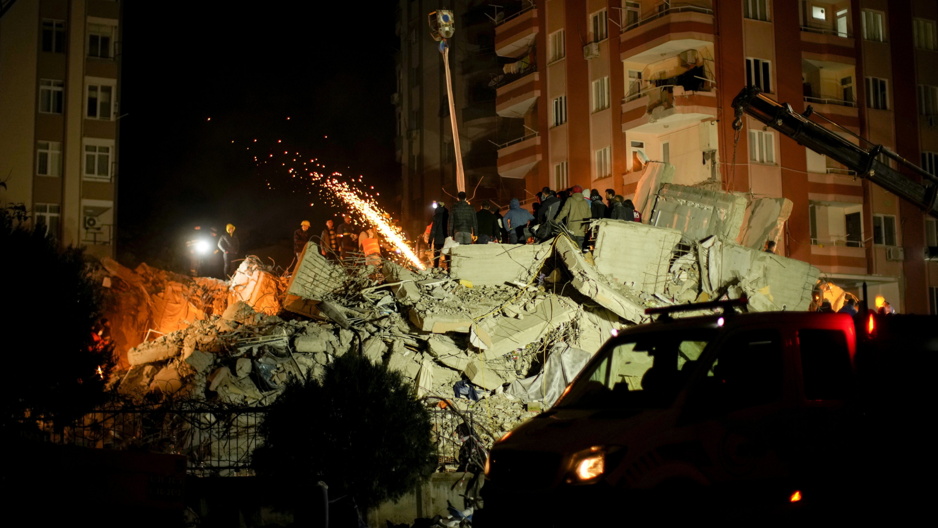 Im türkischen Adana suchen Rettungskräfte in den Trümmern eines Hauses nach Verschütteten. | AP
