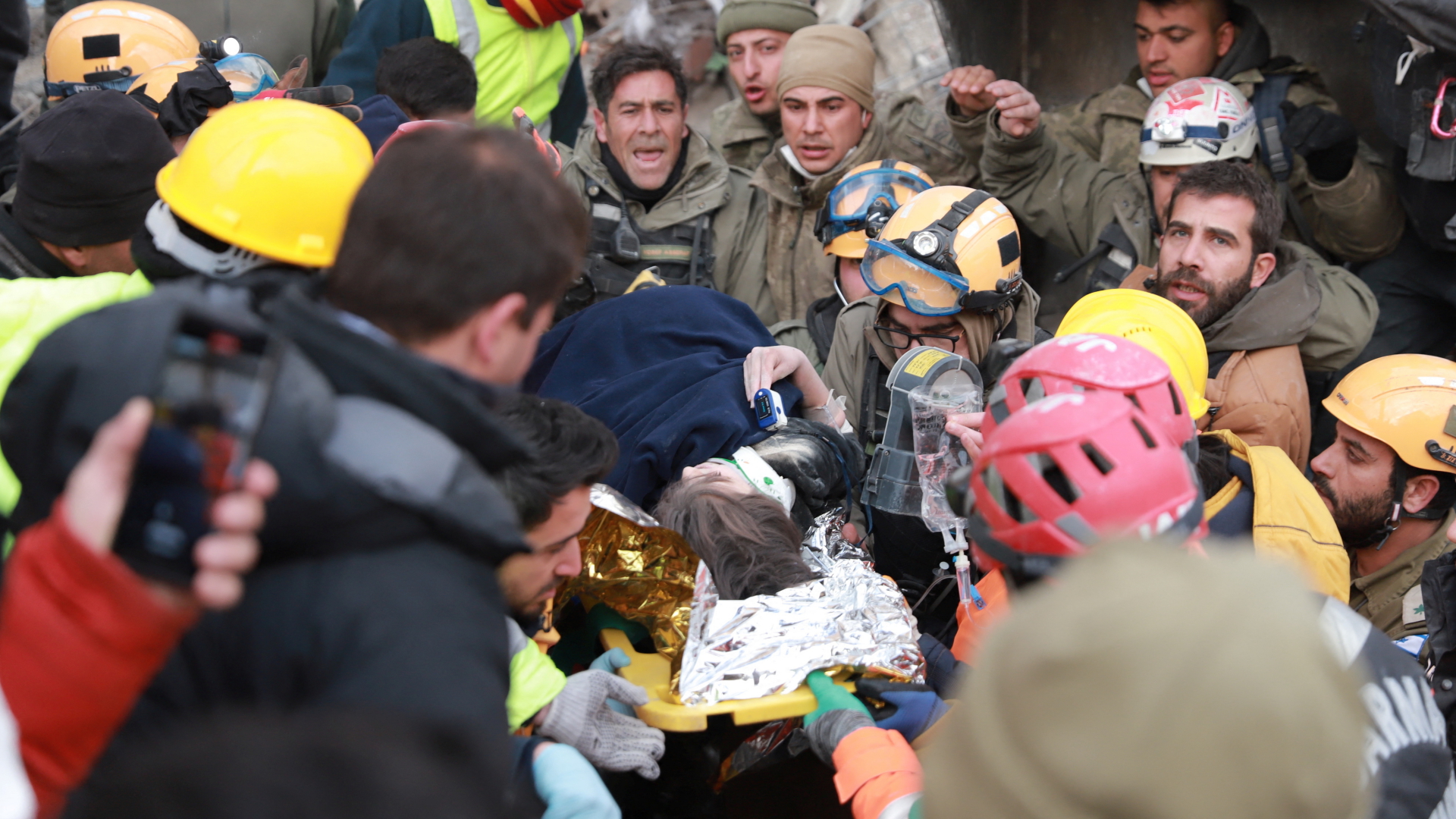 In der türkischen Provinz Kahramanmaras transportieren Rettungskräfte auf einer Trage einen Jungen, der nach schweren Erdbeben aus Trümmern gerettet werden konnte. | REUTERS
