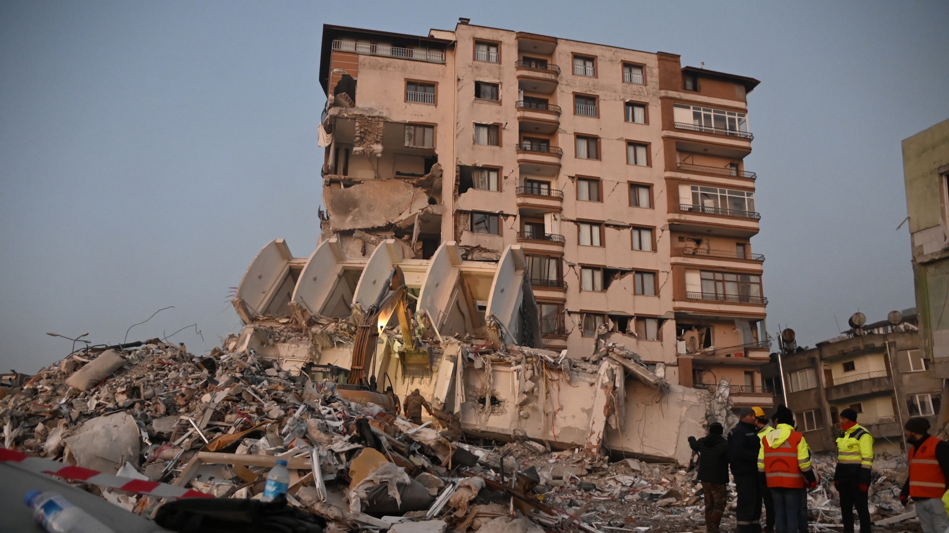 Sicherheitskräfte vor einem zerstörten Gebäude nach schweren Erdbeben in Syrien und der Türkei | dpa