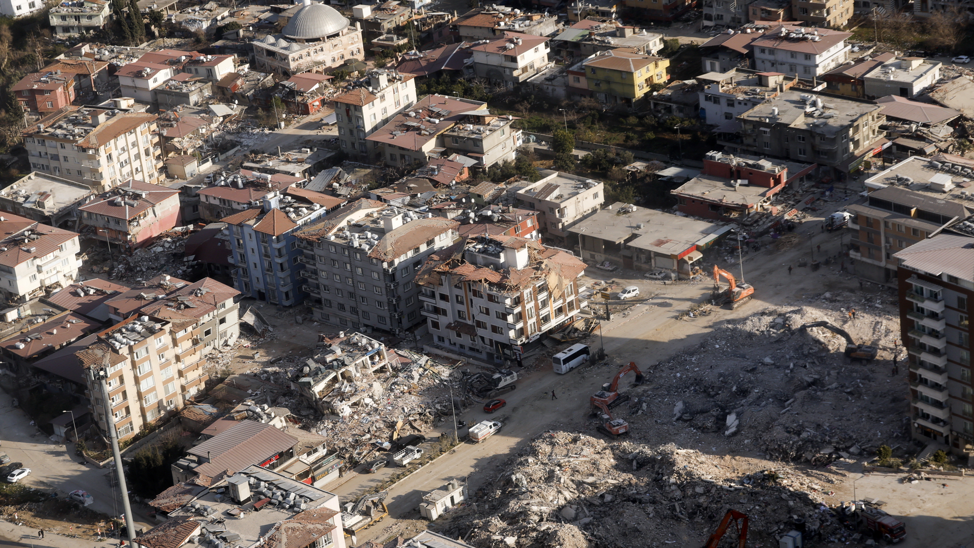 Luftaufnahme von zerstörten Gebäuden im vom Erdbeben geschädigten Gebiet.