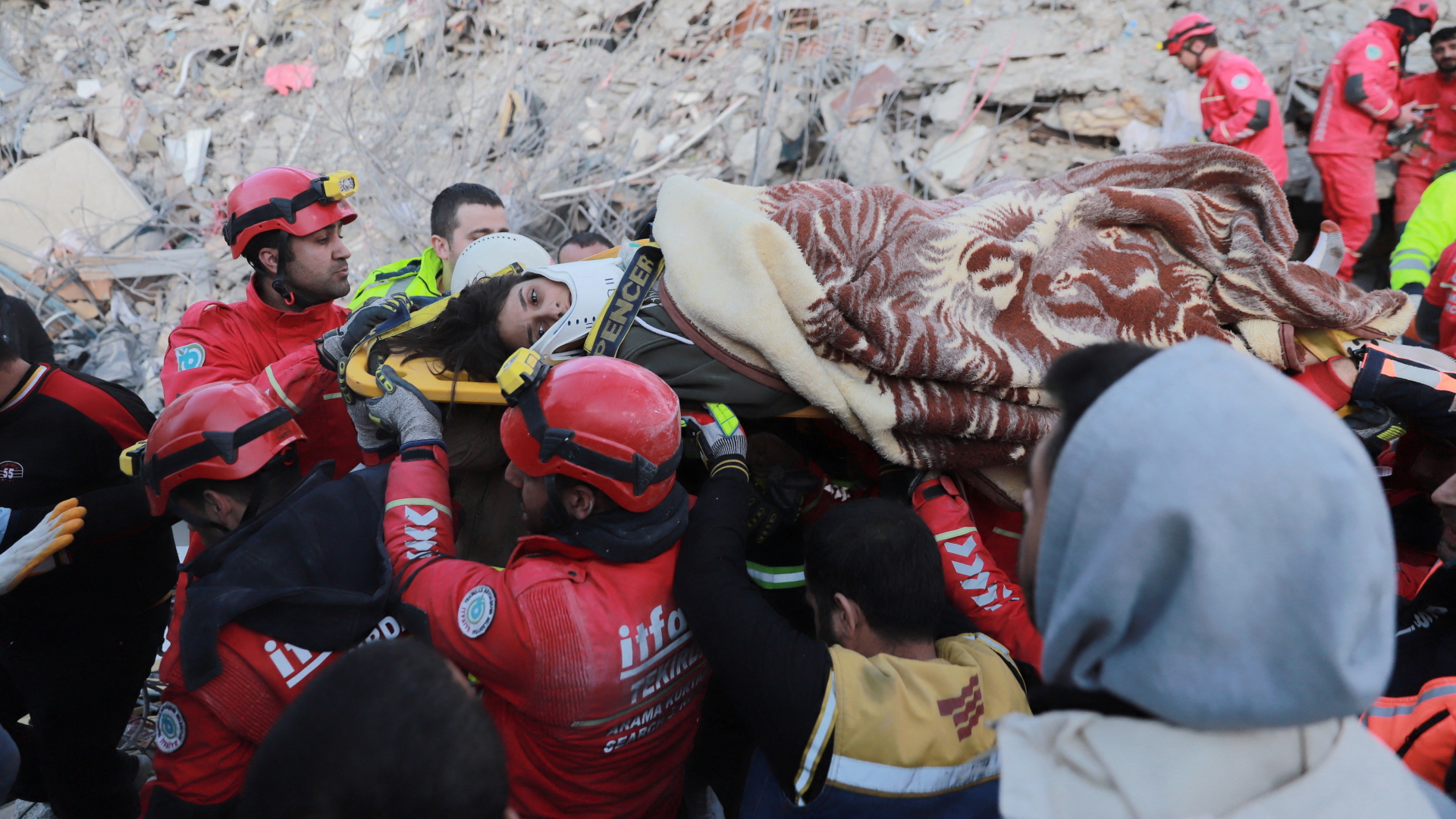 Helfer retten in Iskenderun eine junge Frau aus den Trümmern.