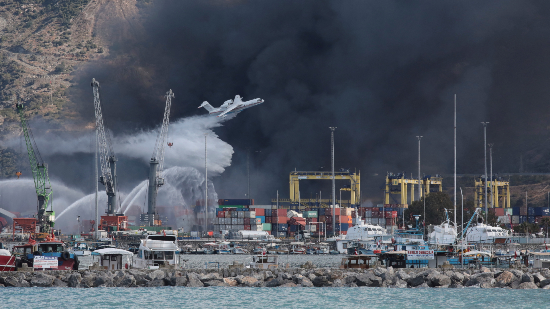 Großbrand im Hafen von Iskenderun | via REUTERS