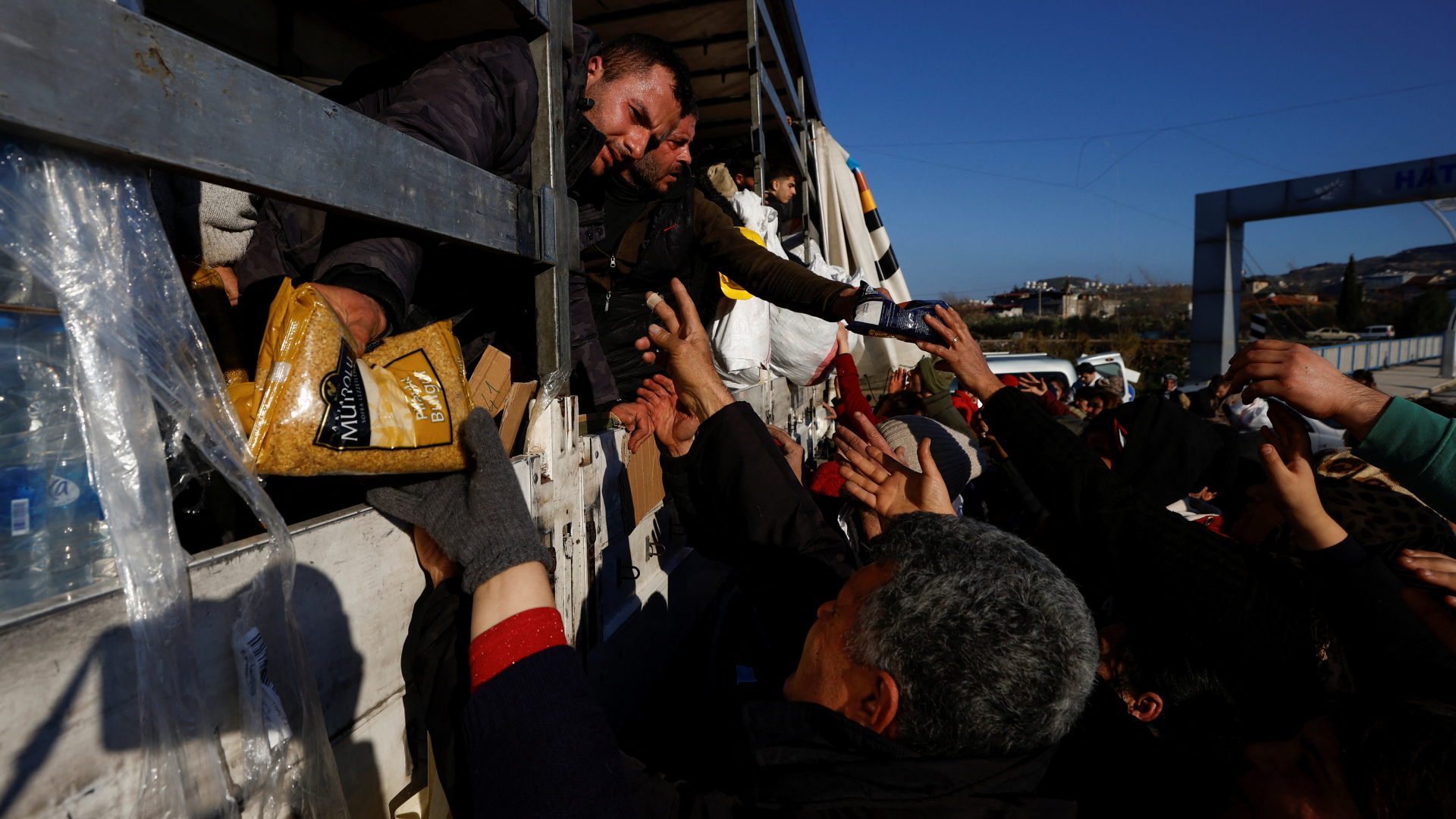Helfer verteilen Güter in Iskenderun. | REUTERS
