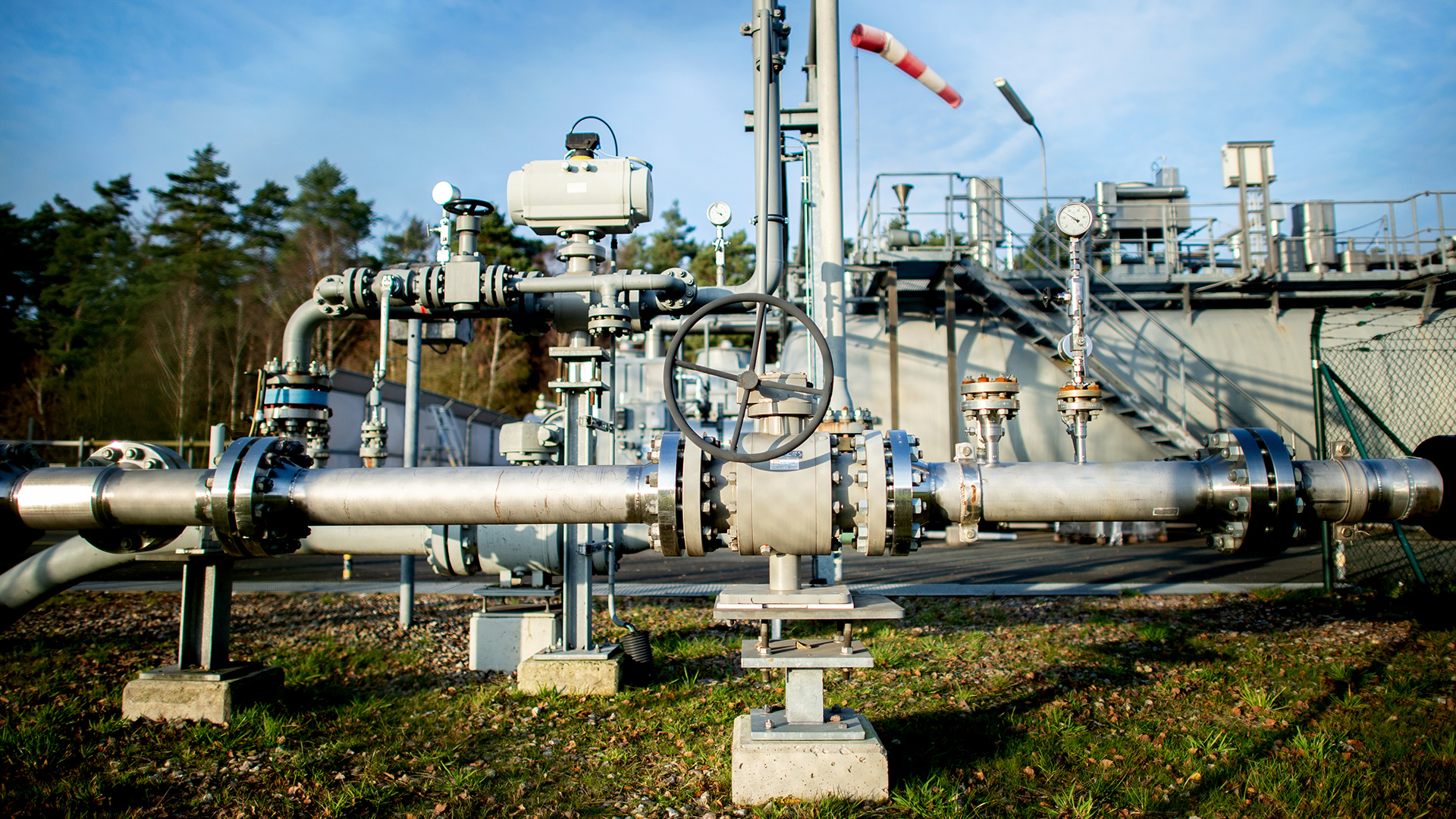 Ein Rohrsystem steht auf dem Gelände einer Erdgasförderanlage im niedersächsischen Kirchlinteln. | dpa