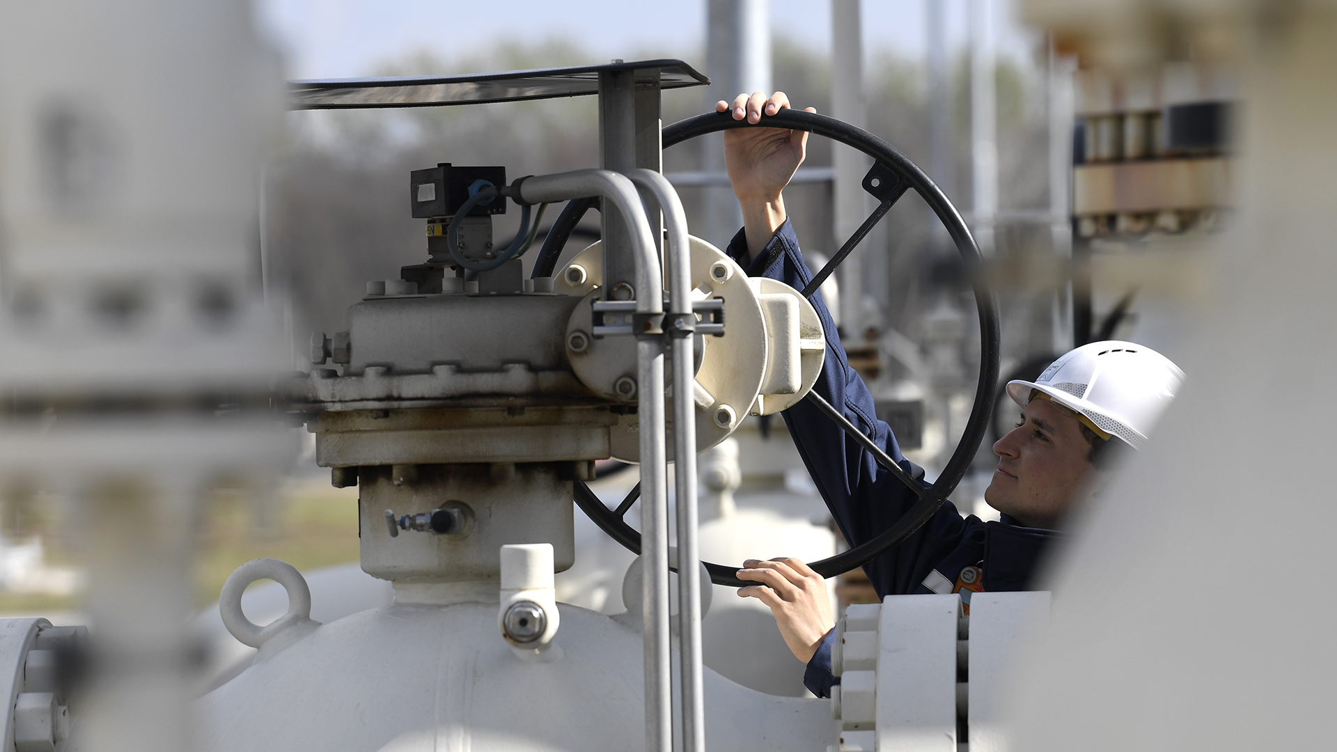 Ein Mitarbeiter arbeitet an einem Teil einer Erdgasleitung am Gelände der Gas Connect Austria Verdichterstation in Baumgarten An Der March (Österreich). | dpa