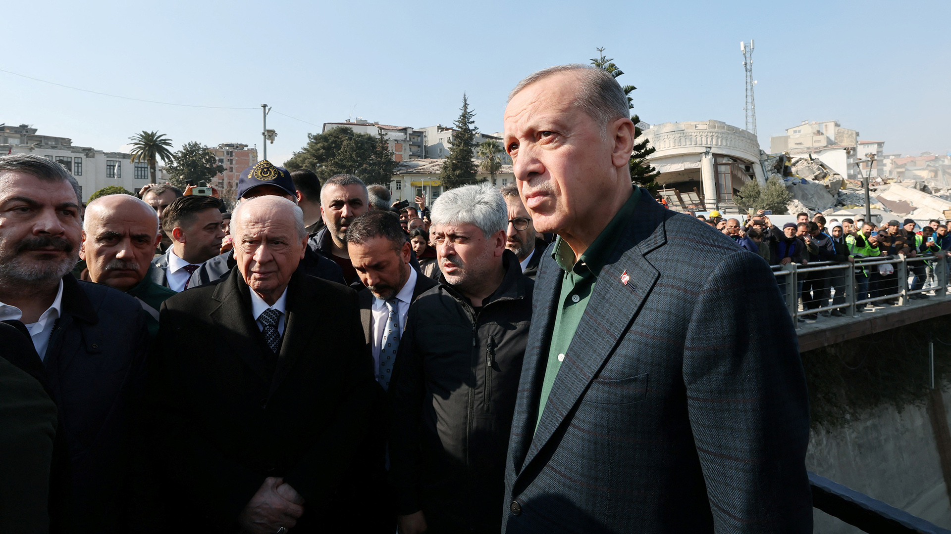 Recep Tayyip Erdogan besucht das Erdbebengebiet in Antakya . | via REUTERS