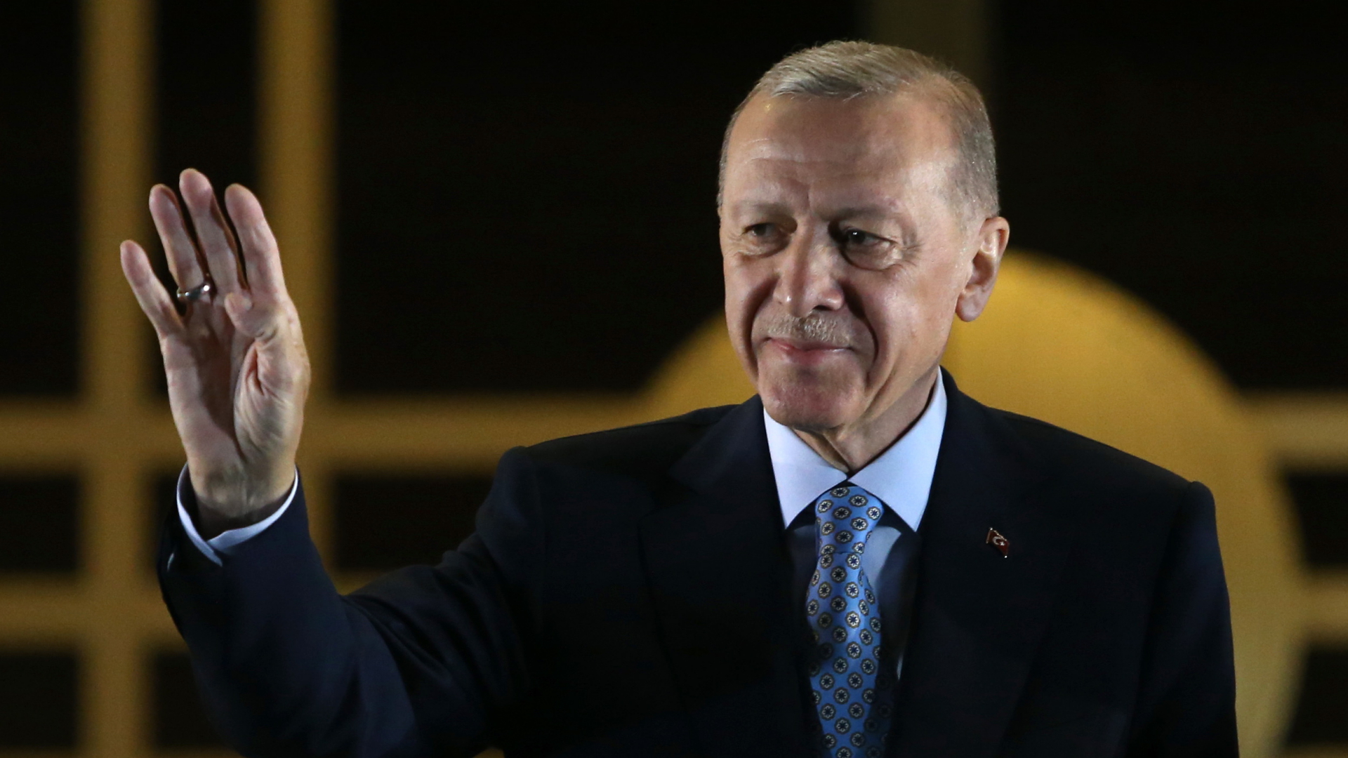 Erdogan winkt seinen Anhängern nach der Wahl