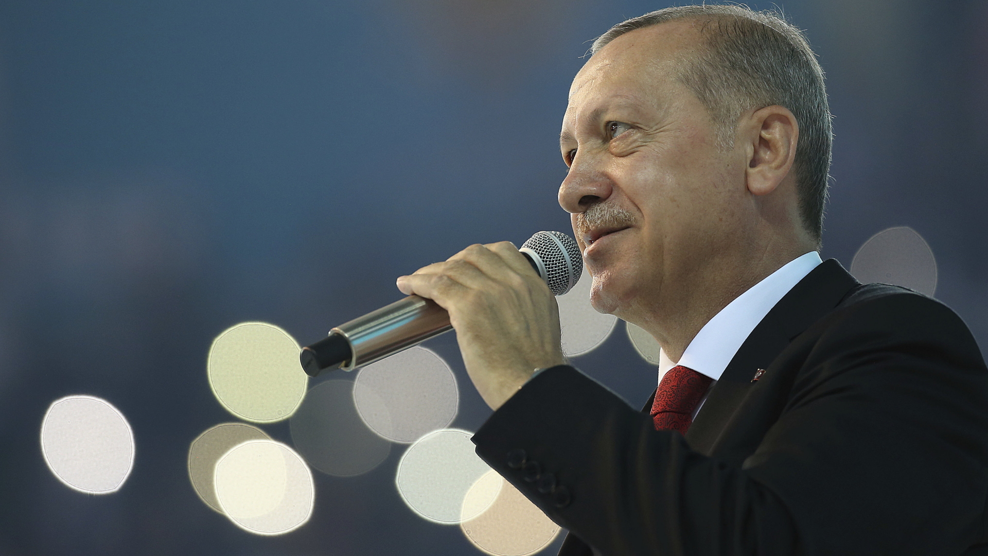 Erdogan spricht auf dem AKP-Parteittag in ein Mikrofon. | dpa