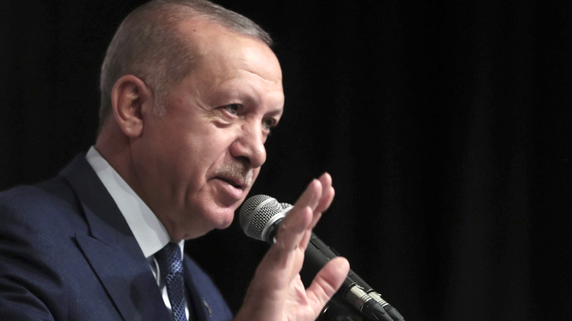 Der türkische Präsident Erdogan hält eine Rede vor Mitgliedern seiner Partei | AP