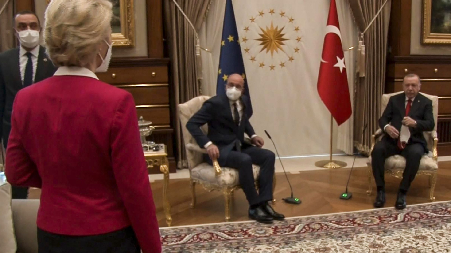 Treffen in Ankara: EU-Kommissionschefin von der Leyen, EU-Ratspräsident Michel (m) und der türkische Präsident Erdogan | AFP