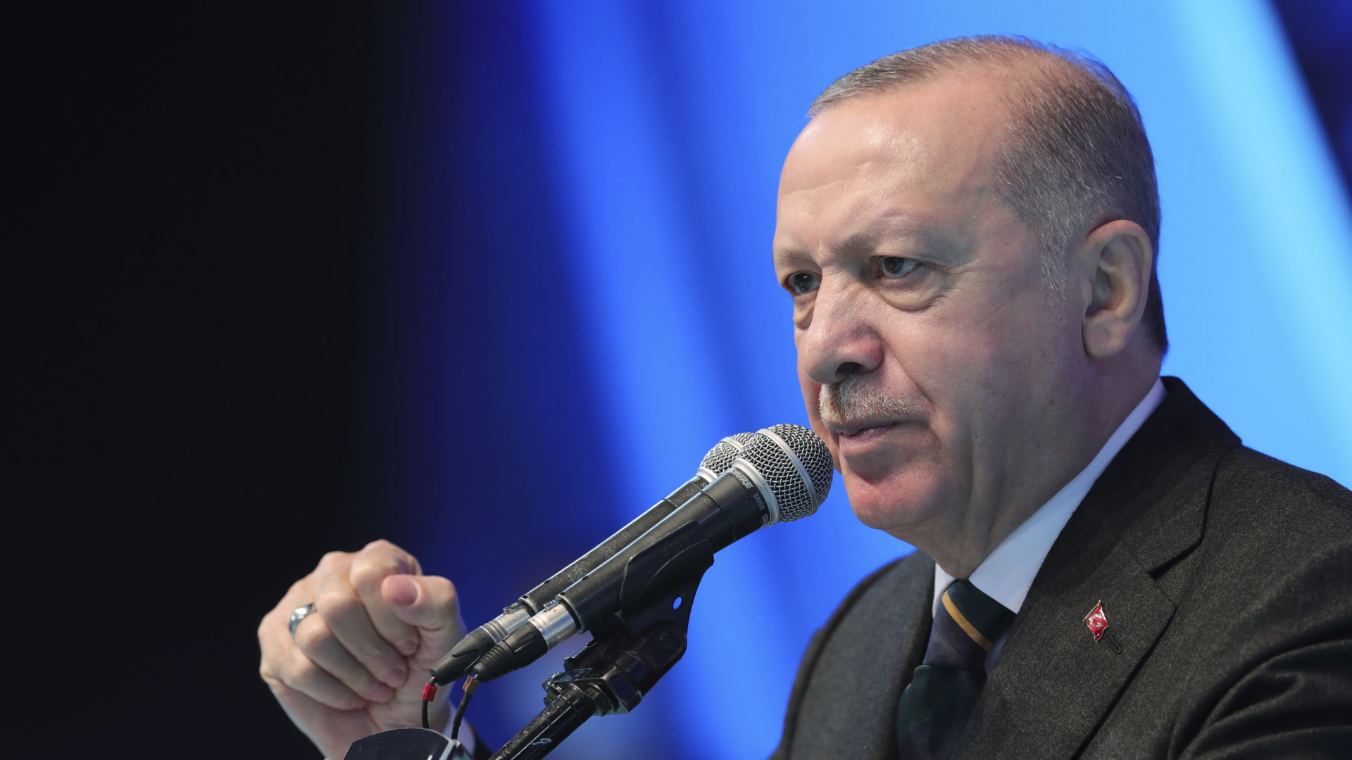 Recep Tayyip Erdogan ballt bei einer Rede die Faust. | AP