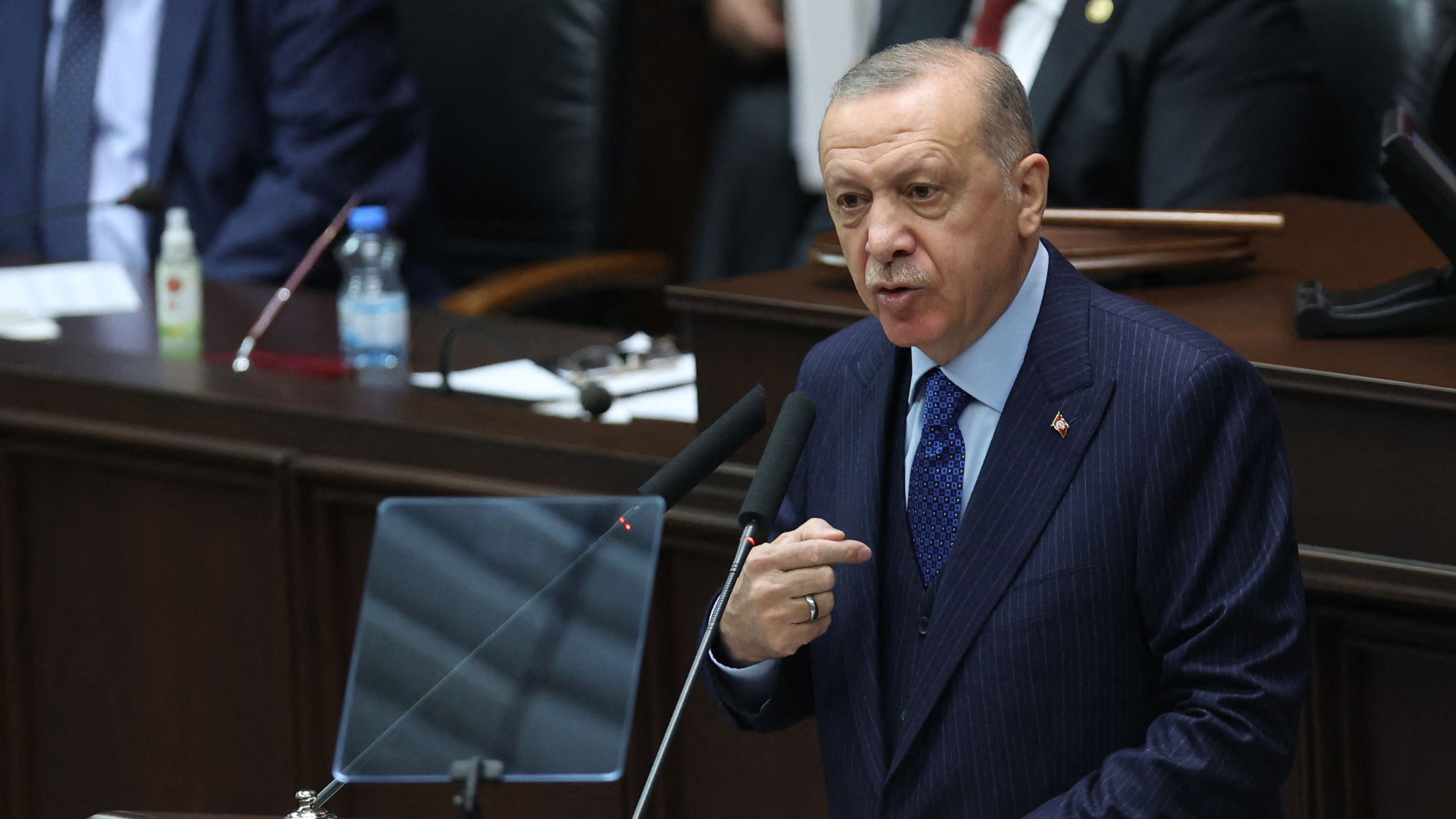 Der türkische Präsident Erdogan vor dem Parlament | AFP
