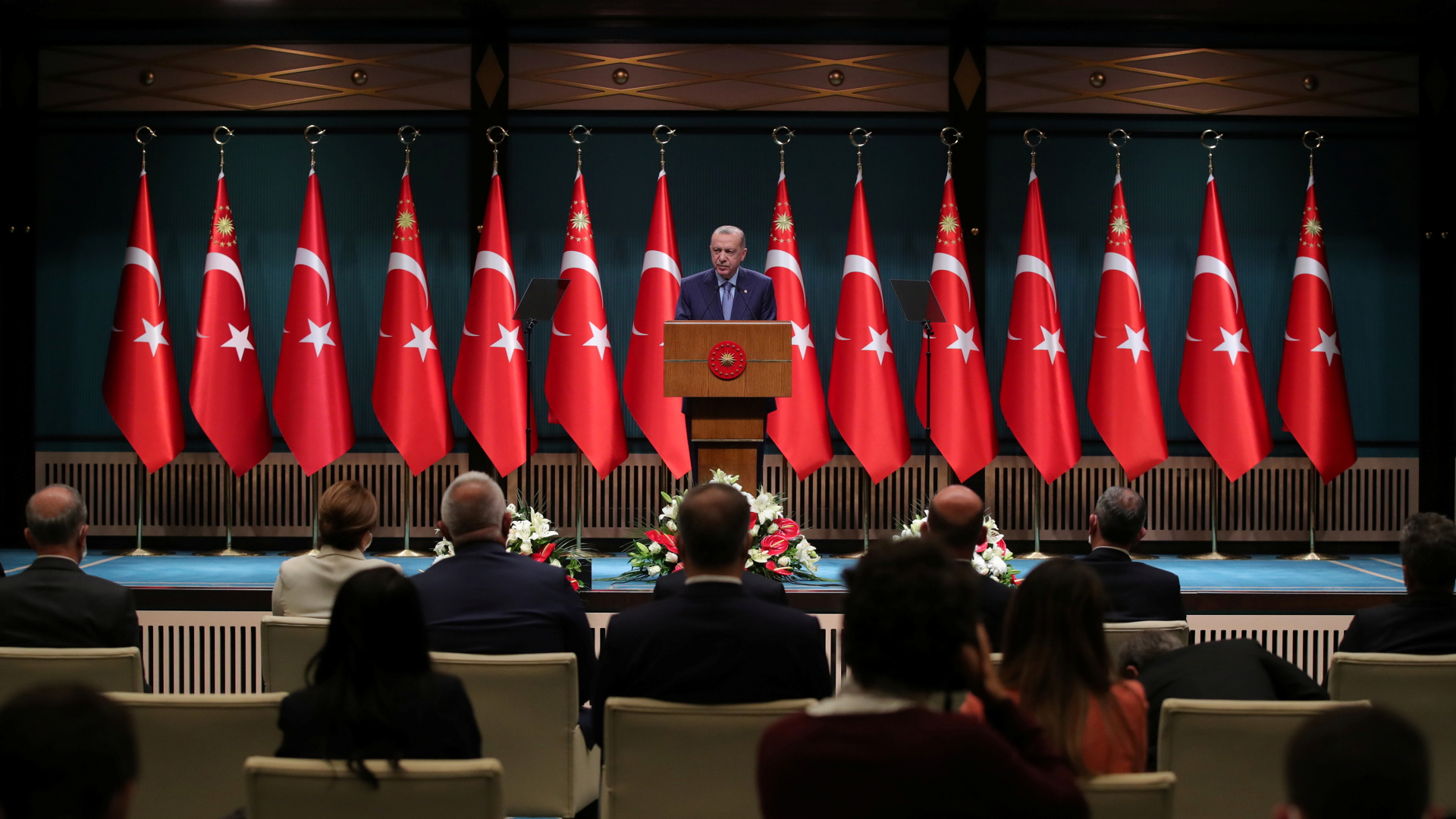 Der türkische Präsident Erdogan gibt vor Reportern ein Statement ab.